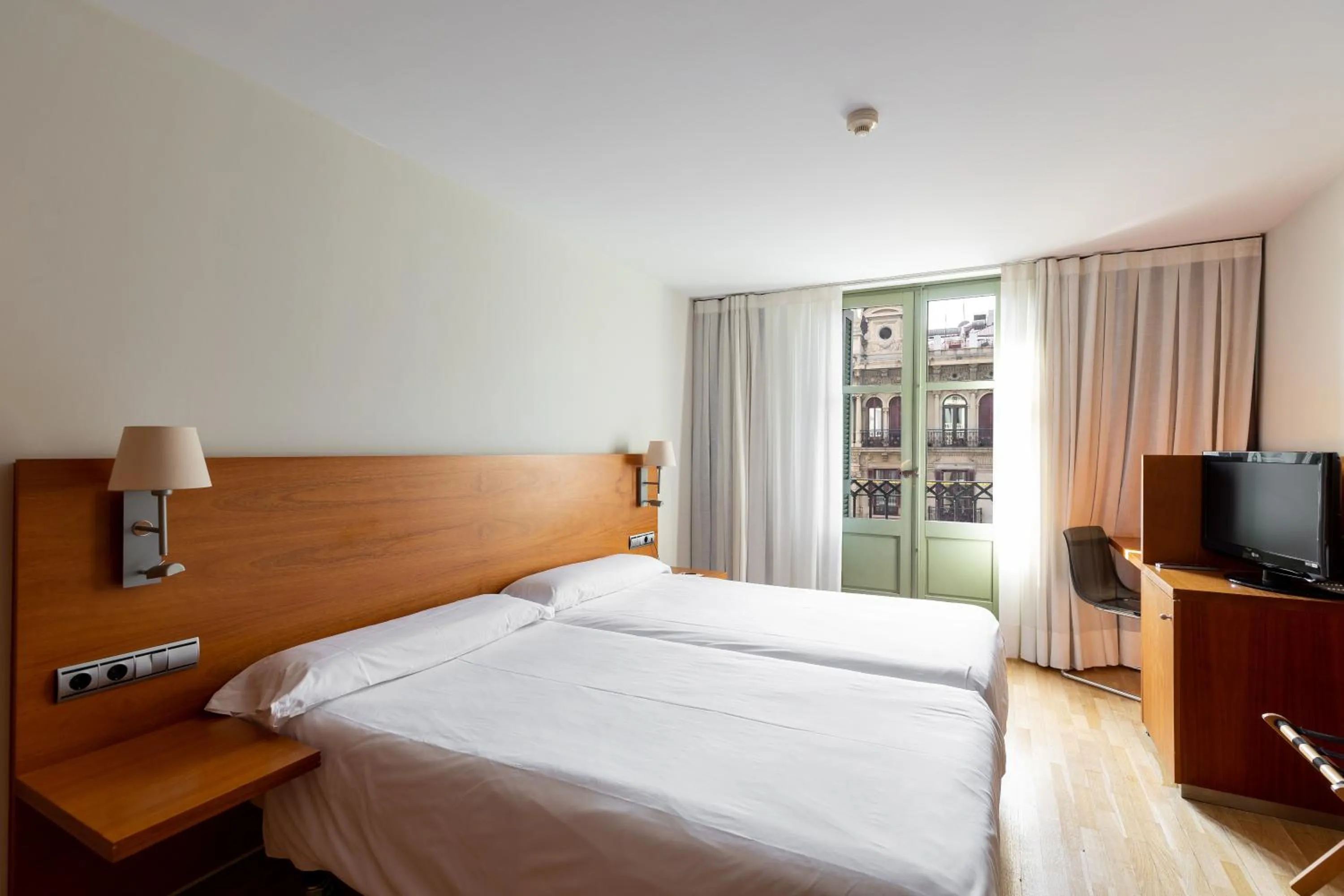 Photo of the whole room, Bed in Onix Rambla