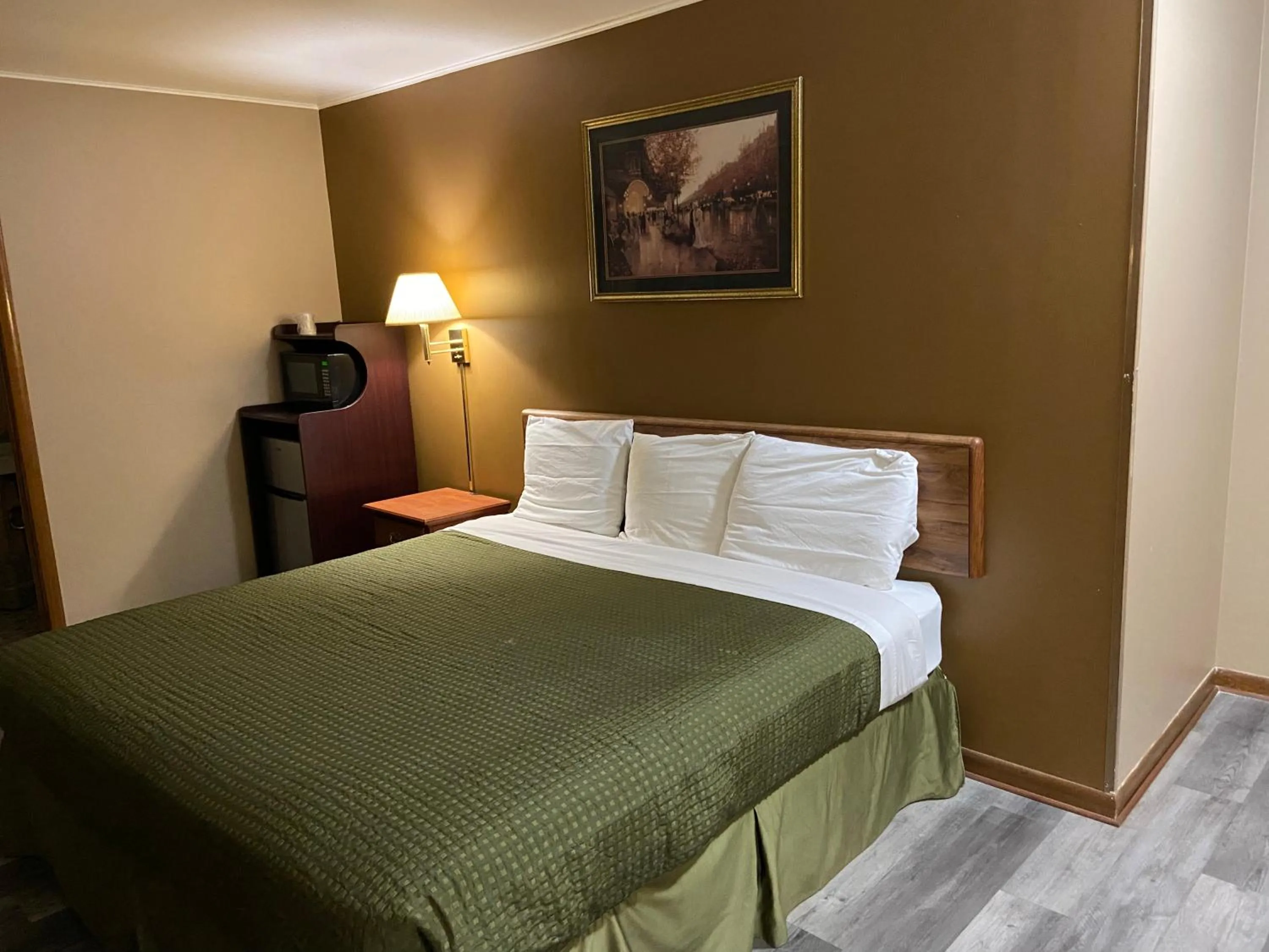 Bedroom, Bed in Colonial Inn