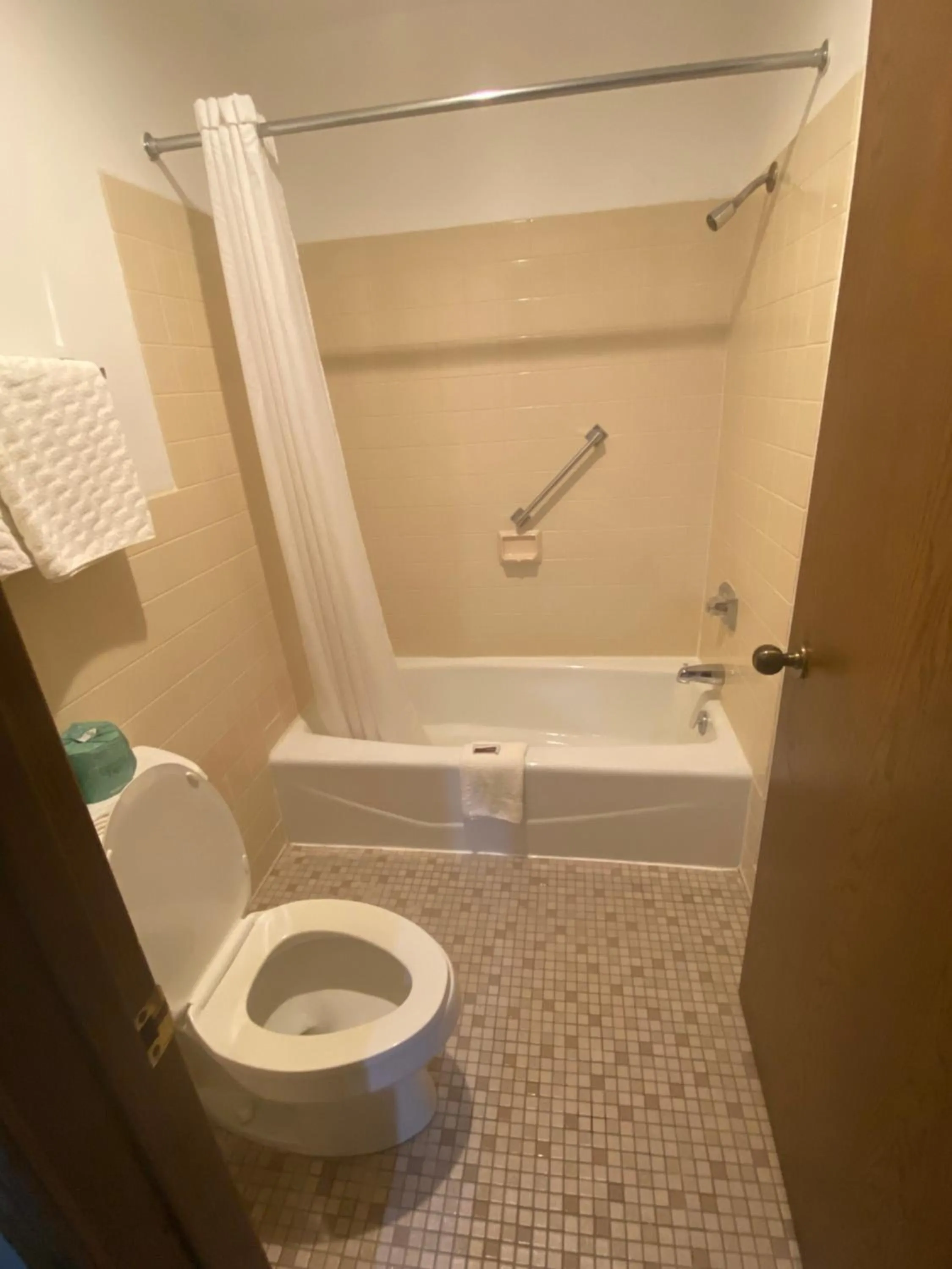 Bathroom in Colonial Inn