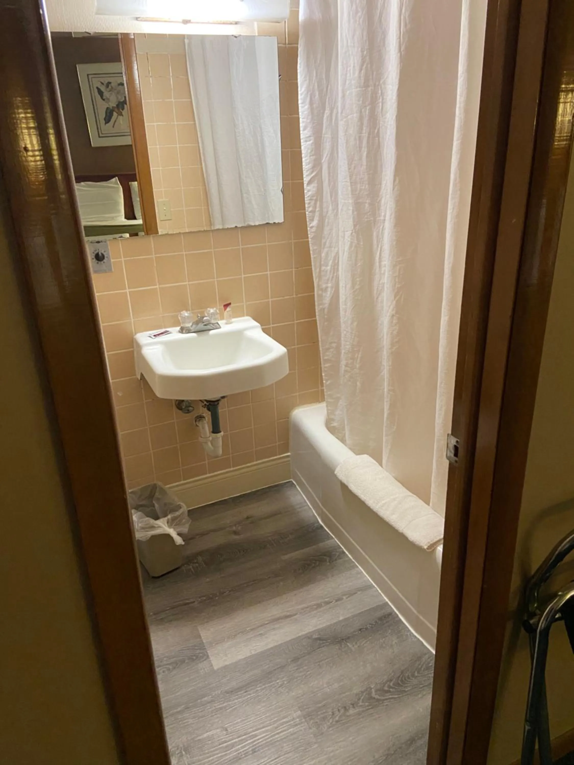 Shower in Colonial Inn