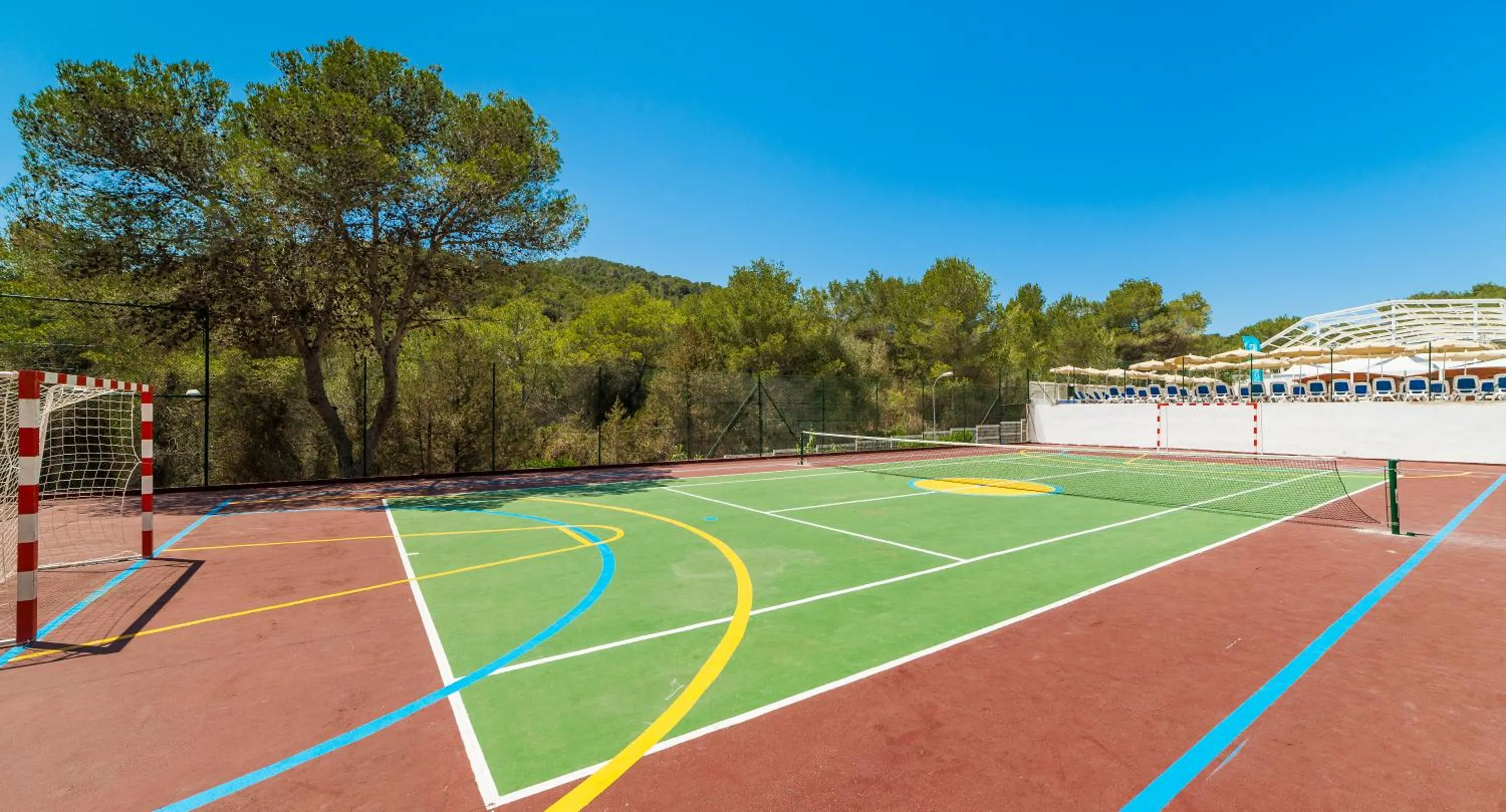 Tennis court in Globales Montemar