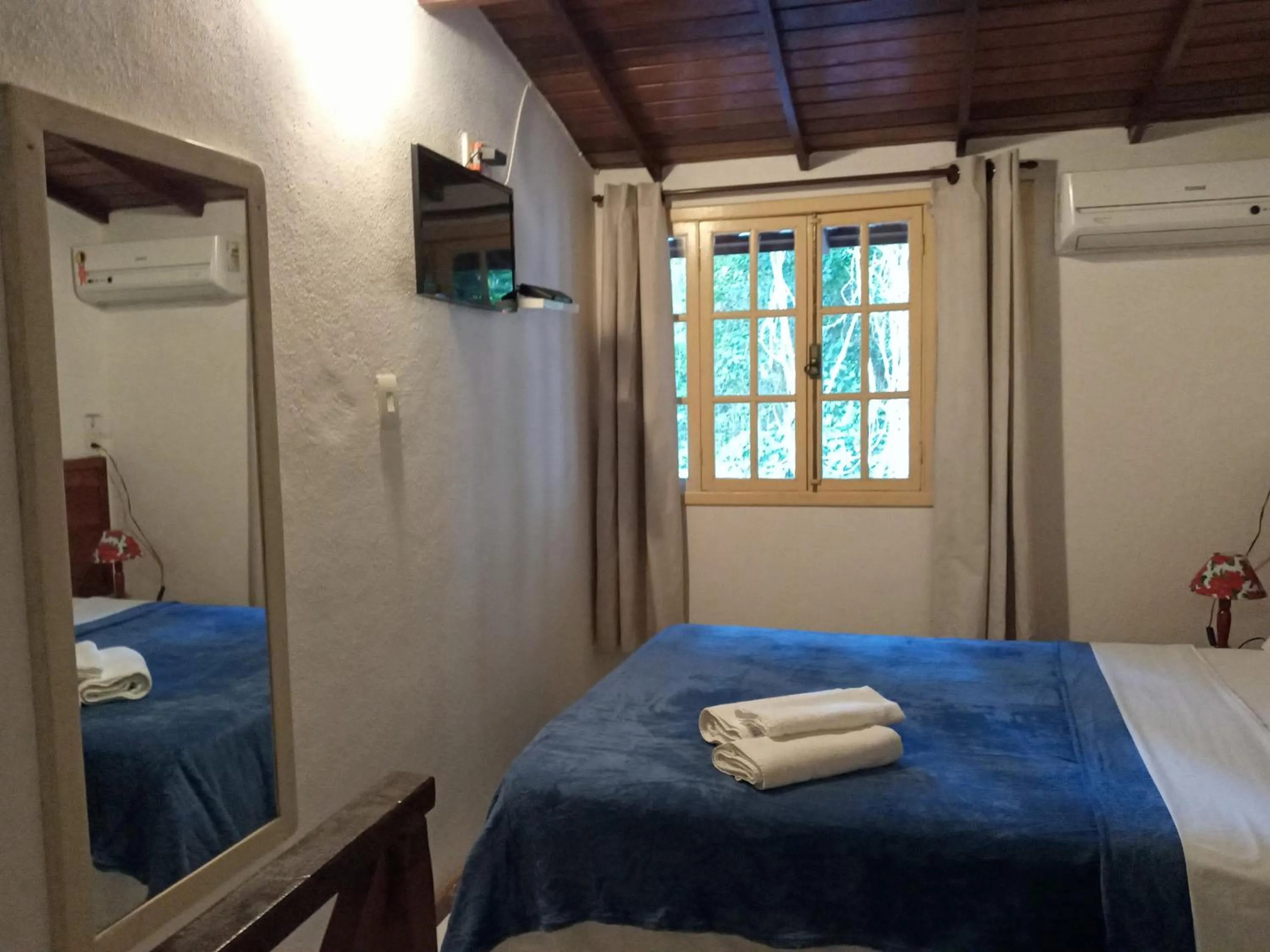 Photo of the whole room, Bed in Pitanga Ilha Grande