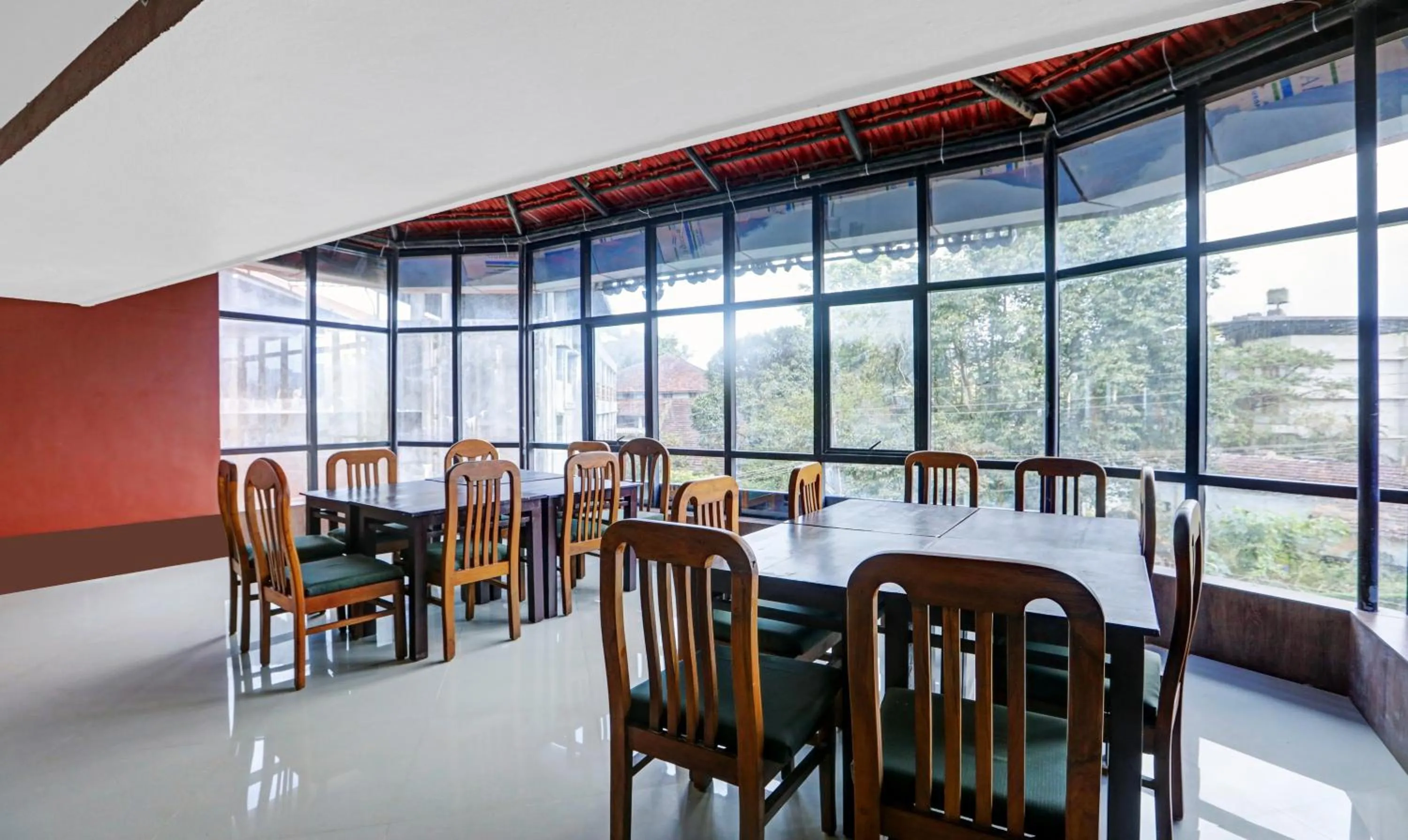 Restaurant/places to eat in Itsy Hotels Regalia Grand, 500 Mtrs From Madikeri Fort