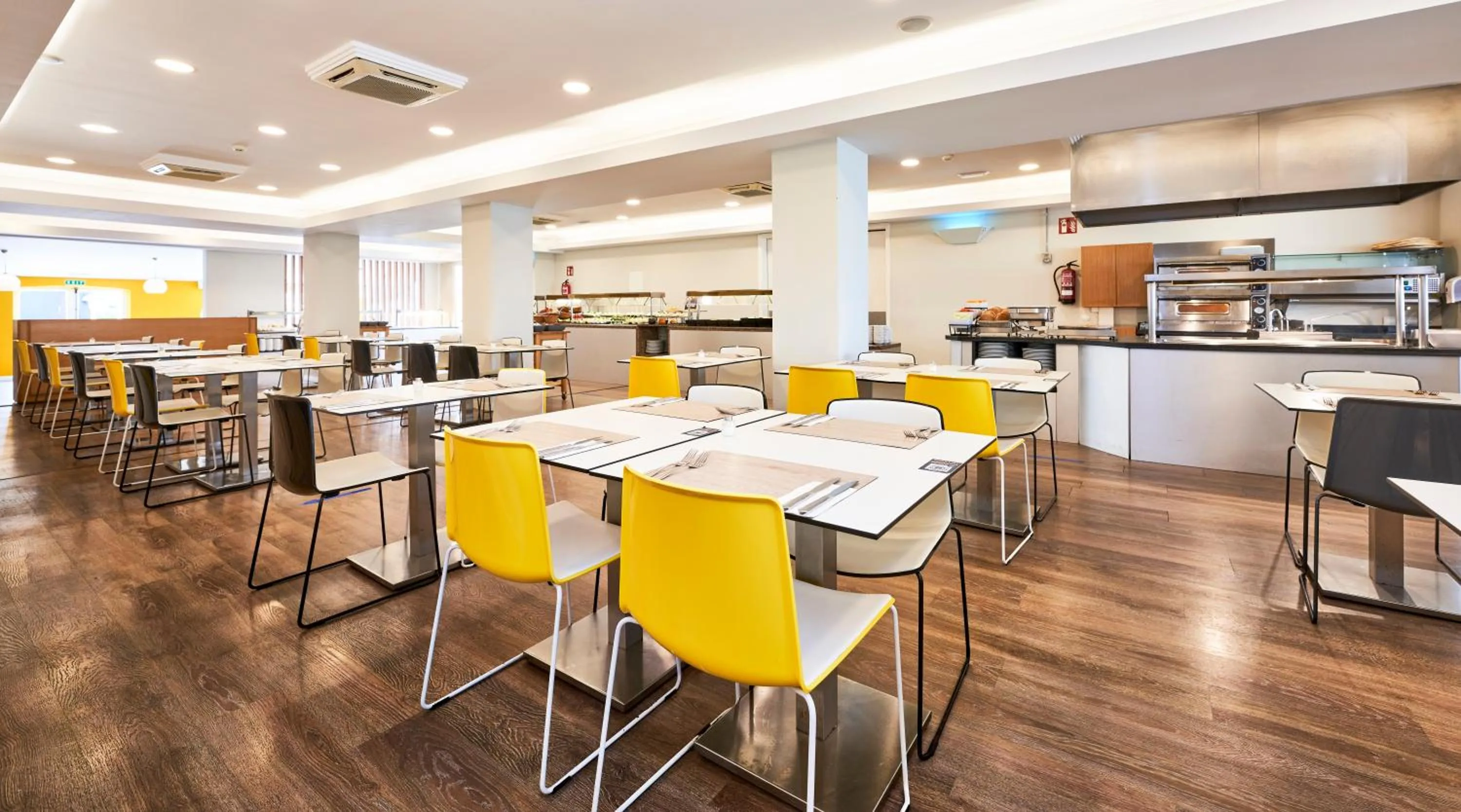 Dining area in Globales Los Delfines