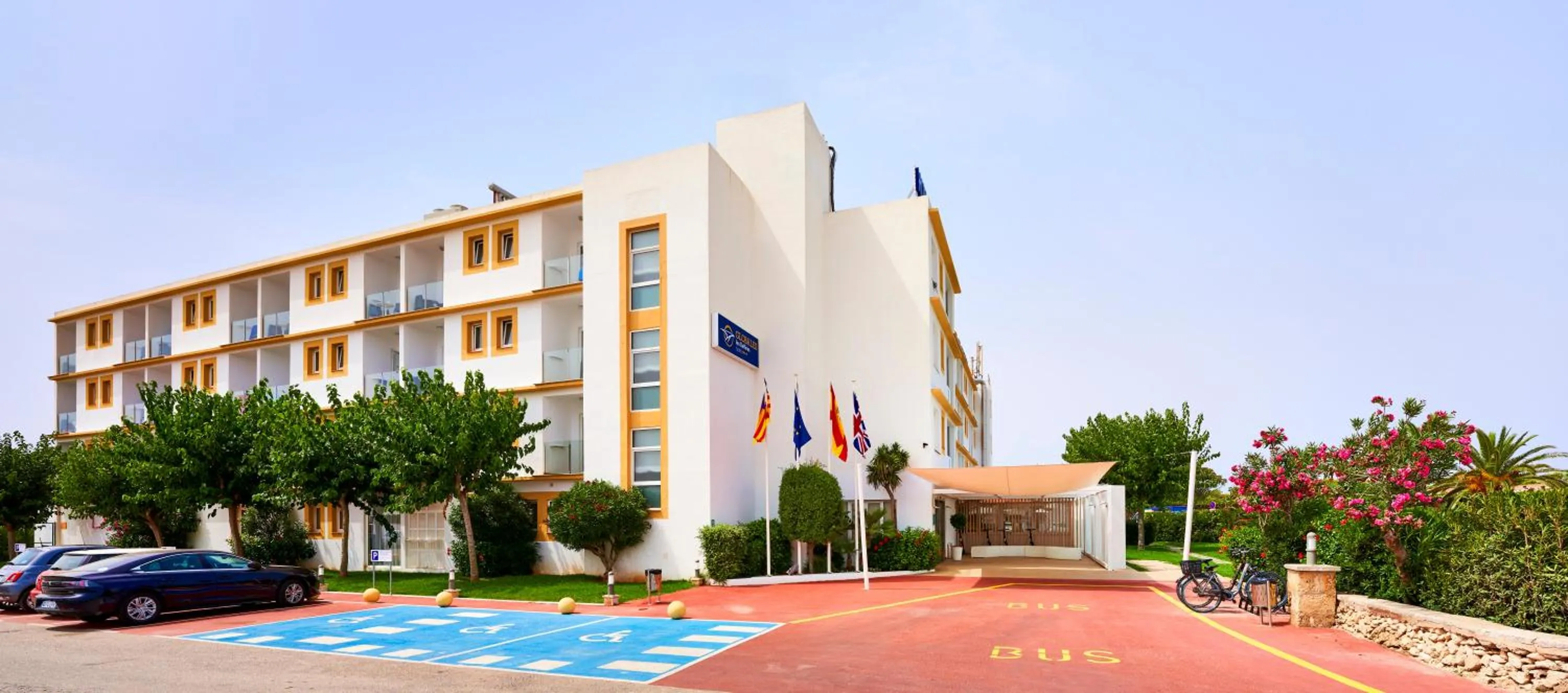 Facade/entrance in Globales Los Delfines