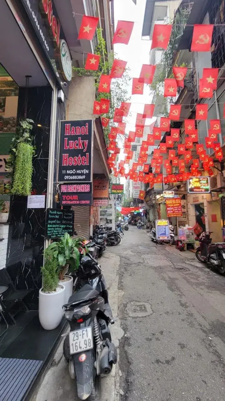 Street view in Hanoi Lucky Hostel Street view in Hanoi Lucky Hostel