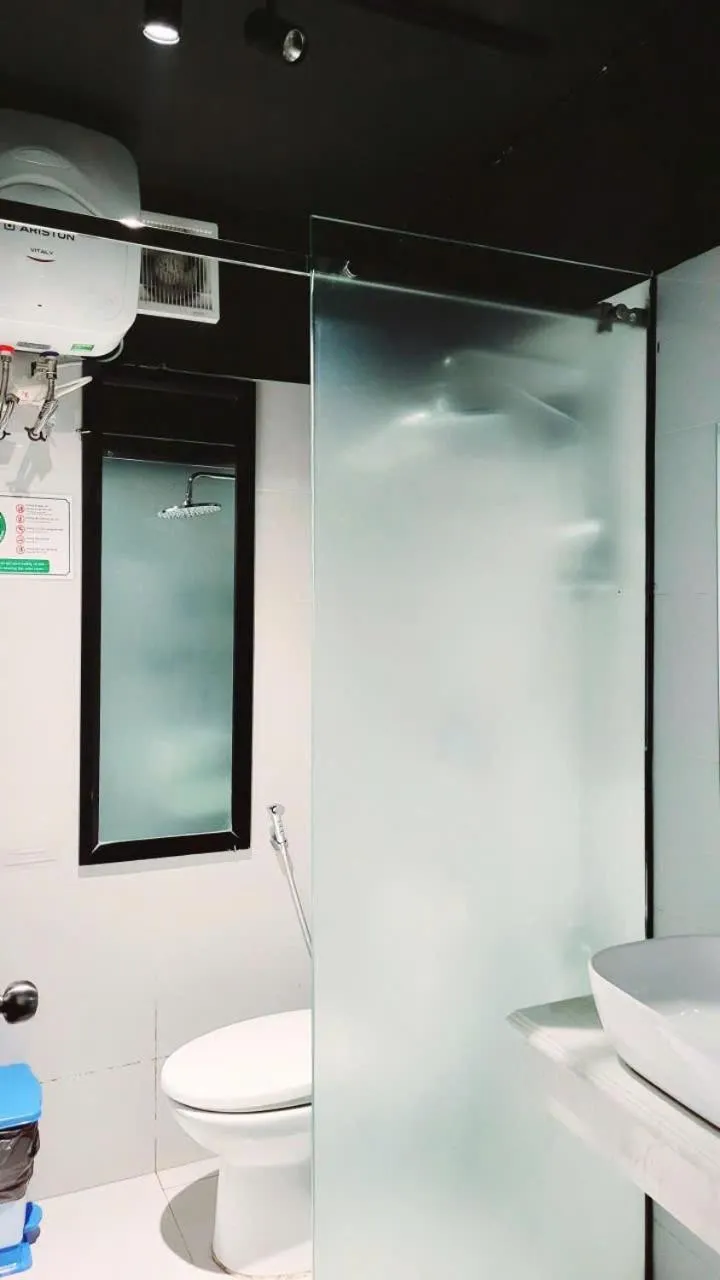 Toilet in Hanoi Lucky Hostel