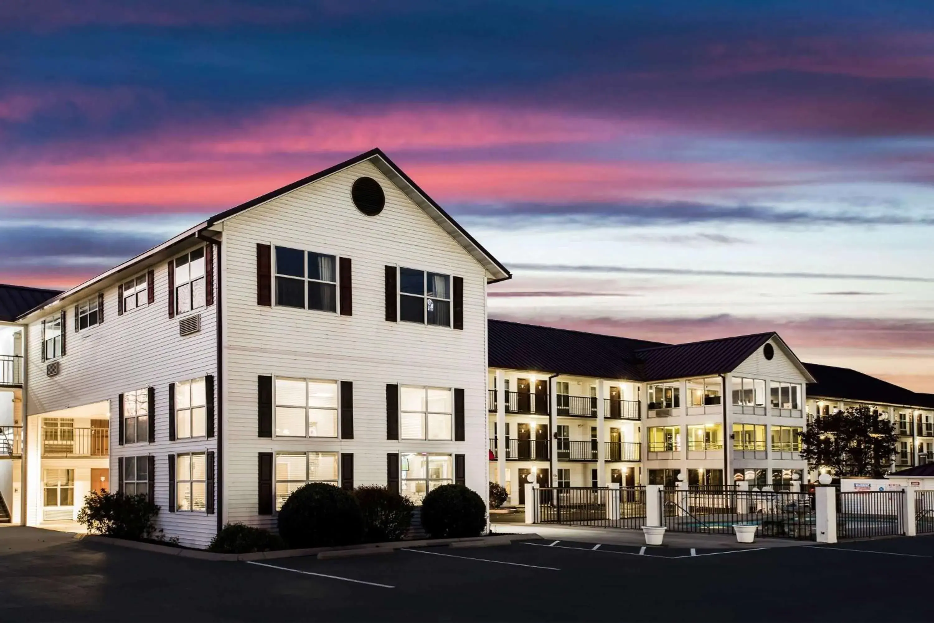 Property building in Super 8 by Wyndham Sevierville Riverside Property building in Super 8 by Wyndham Sevierville Riverside