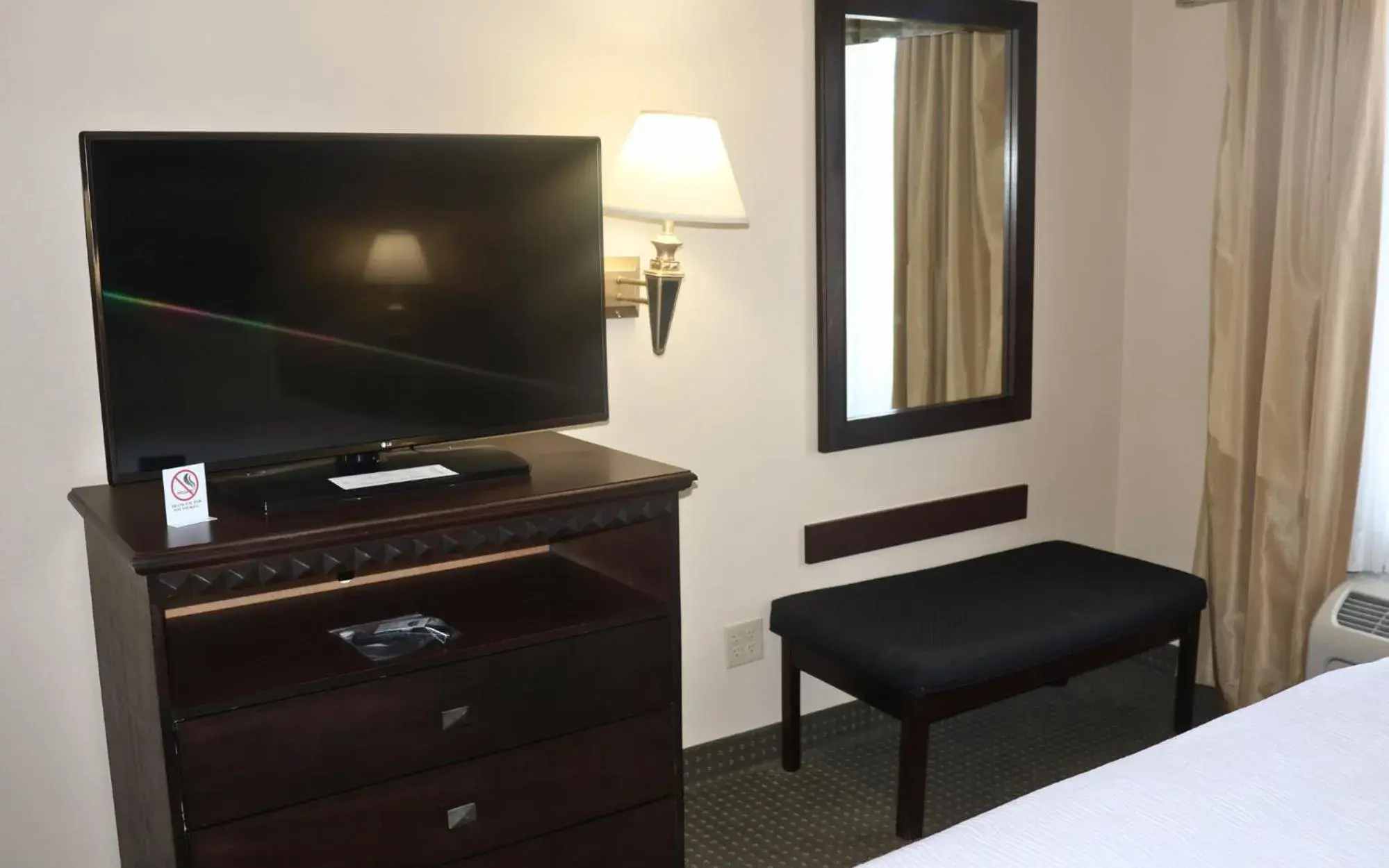 TV and multimedia, Bed in Wingate by Wyndham Peoria - Complimentary Area Shuttle TV and multimedia, Bed in Wingate by Wyndham Peoria - Complimentary Area Shuttle