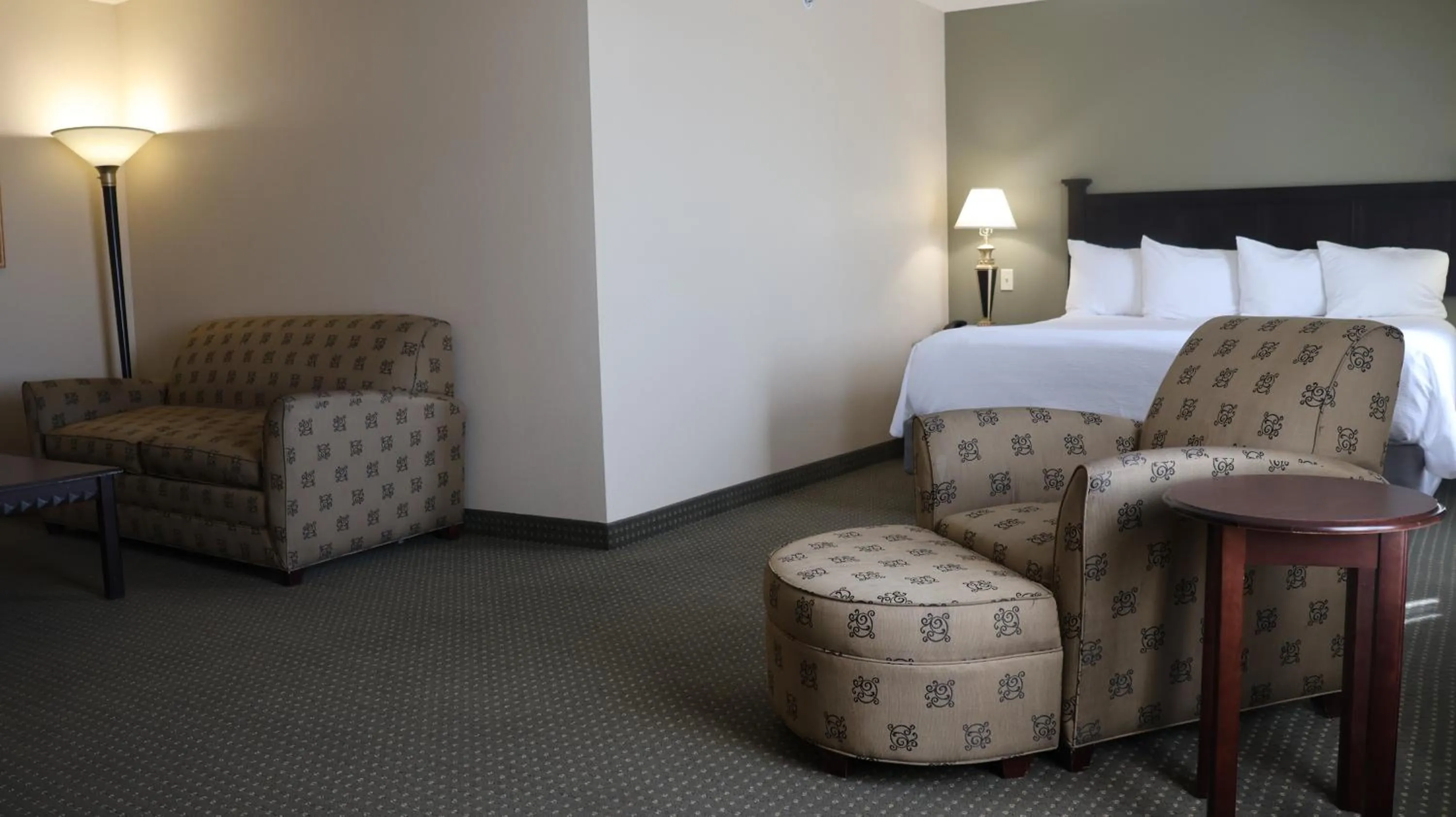 Bed in Wingate by Wyndham Peoria - Complimentary Area Shuttle