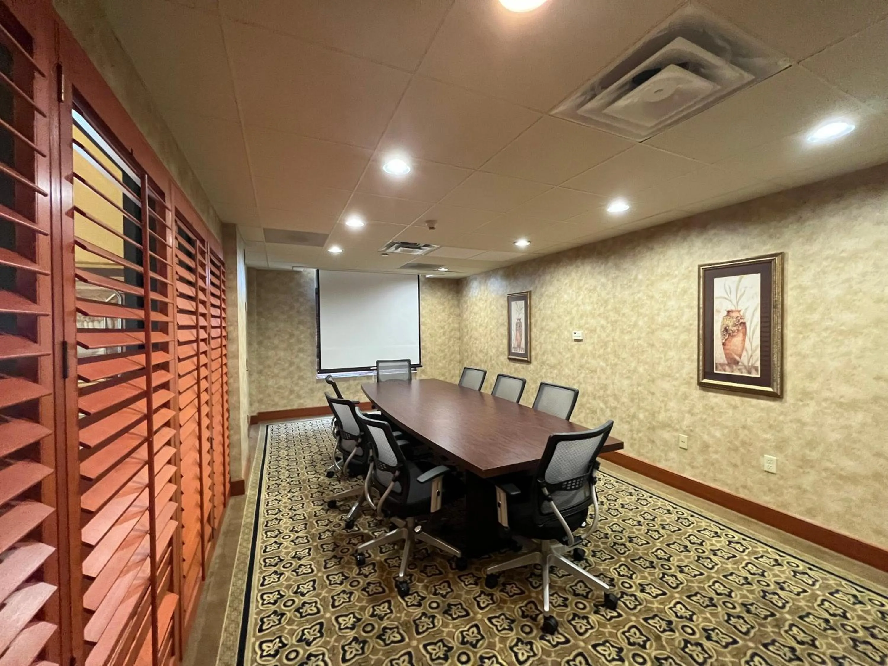 Wingate by Wyndham Peoria - Complimentary Area Shuttle