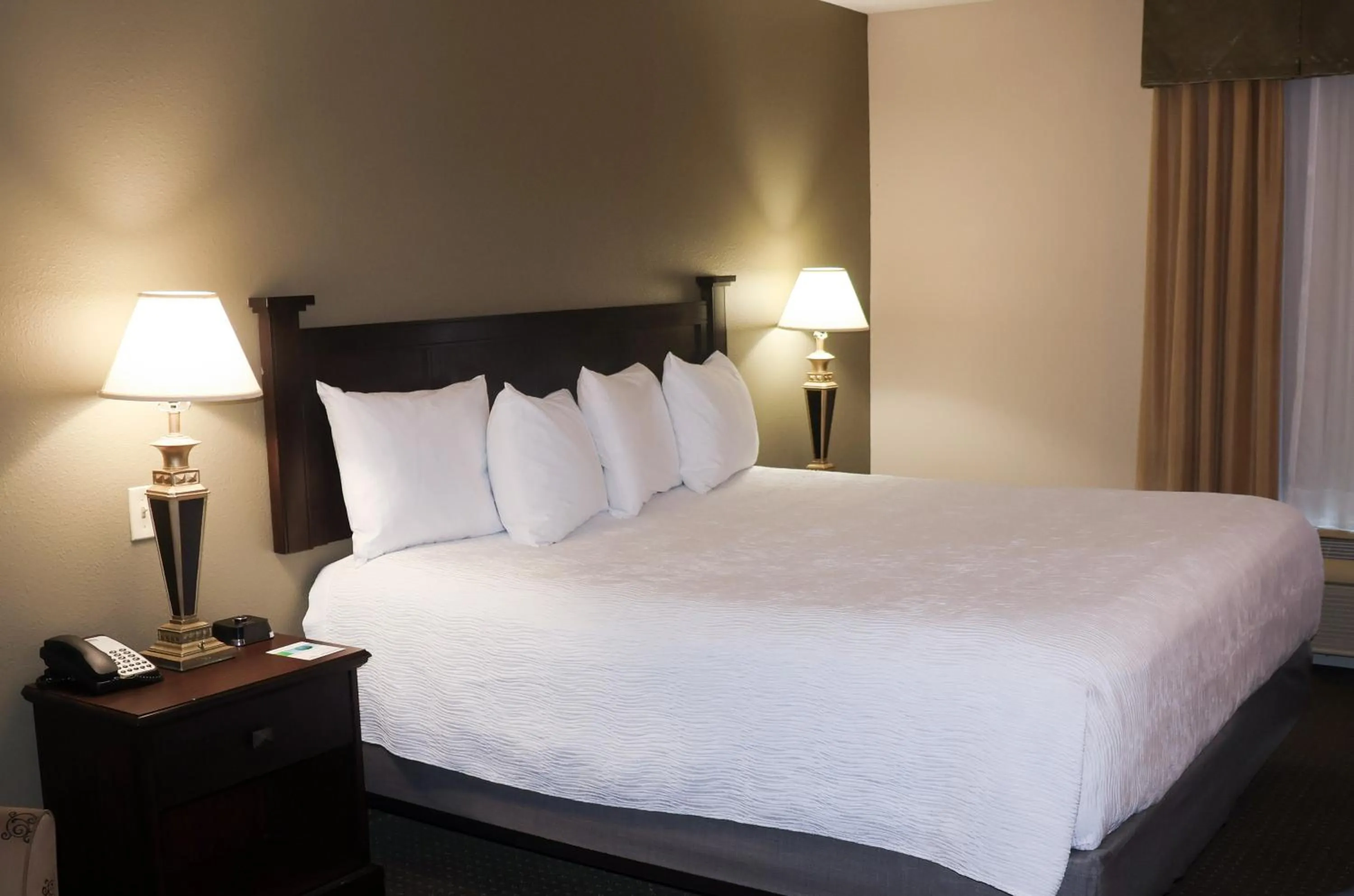 Bed in Wingate by Wyndham Peoria - Complimentary Area Shuttle