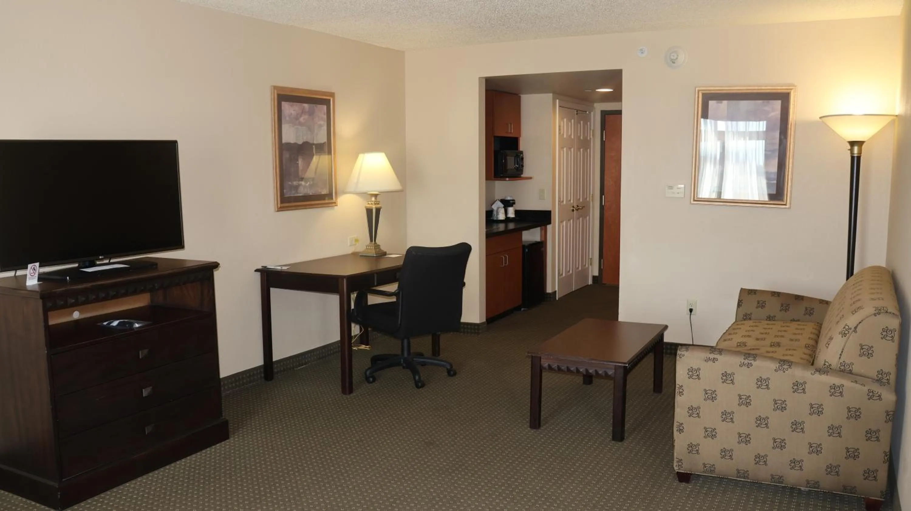TV and multimedia in Wingate by Wyndham Peoria - Complimentary Area Shuttle