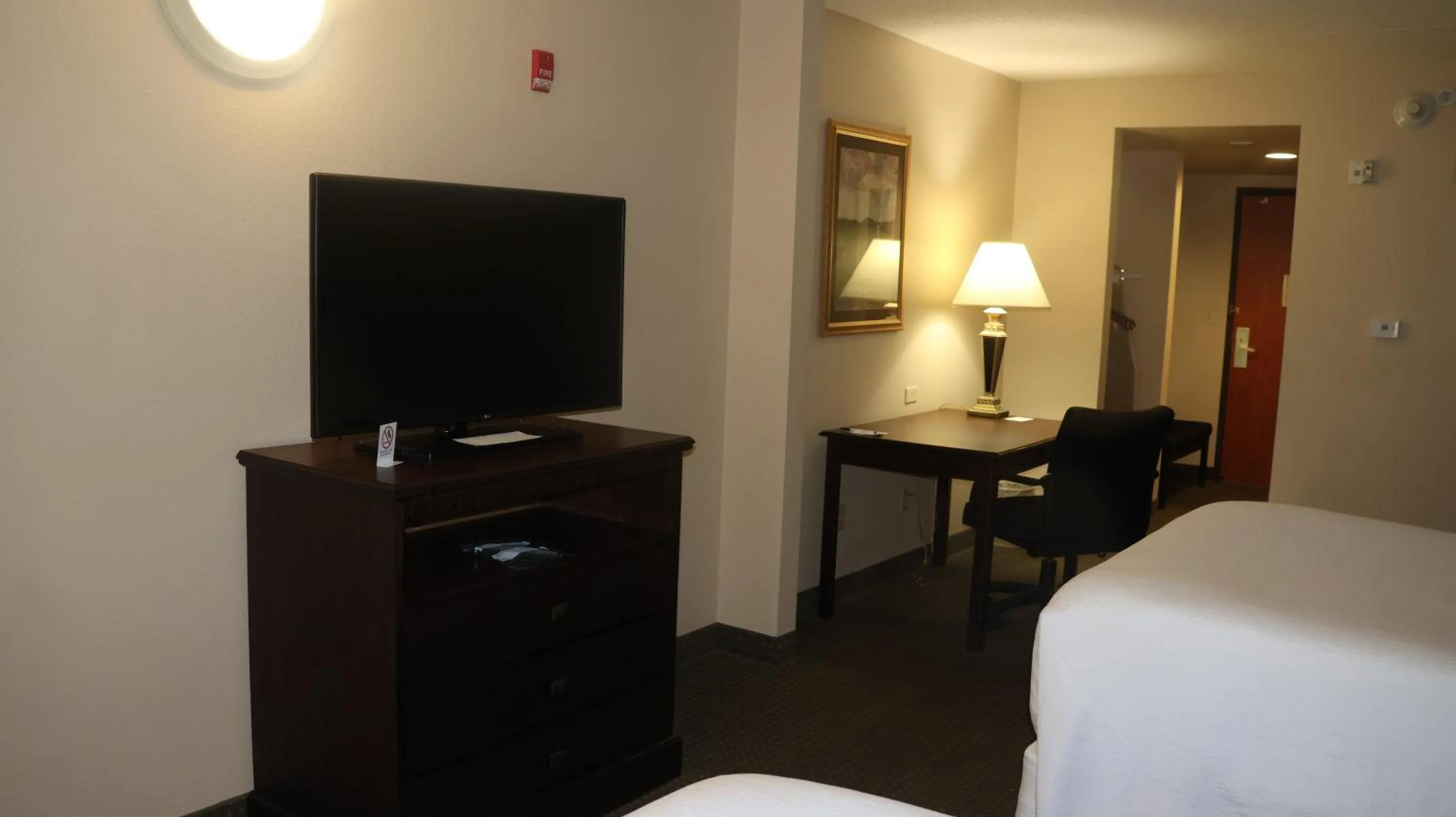 Photo of the whole room, Bed in Wingate by Wyndham Peoria - Complimentary Area Shuttle