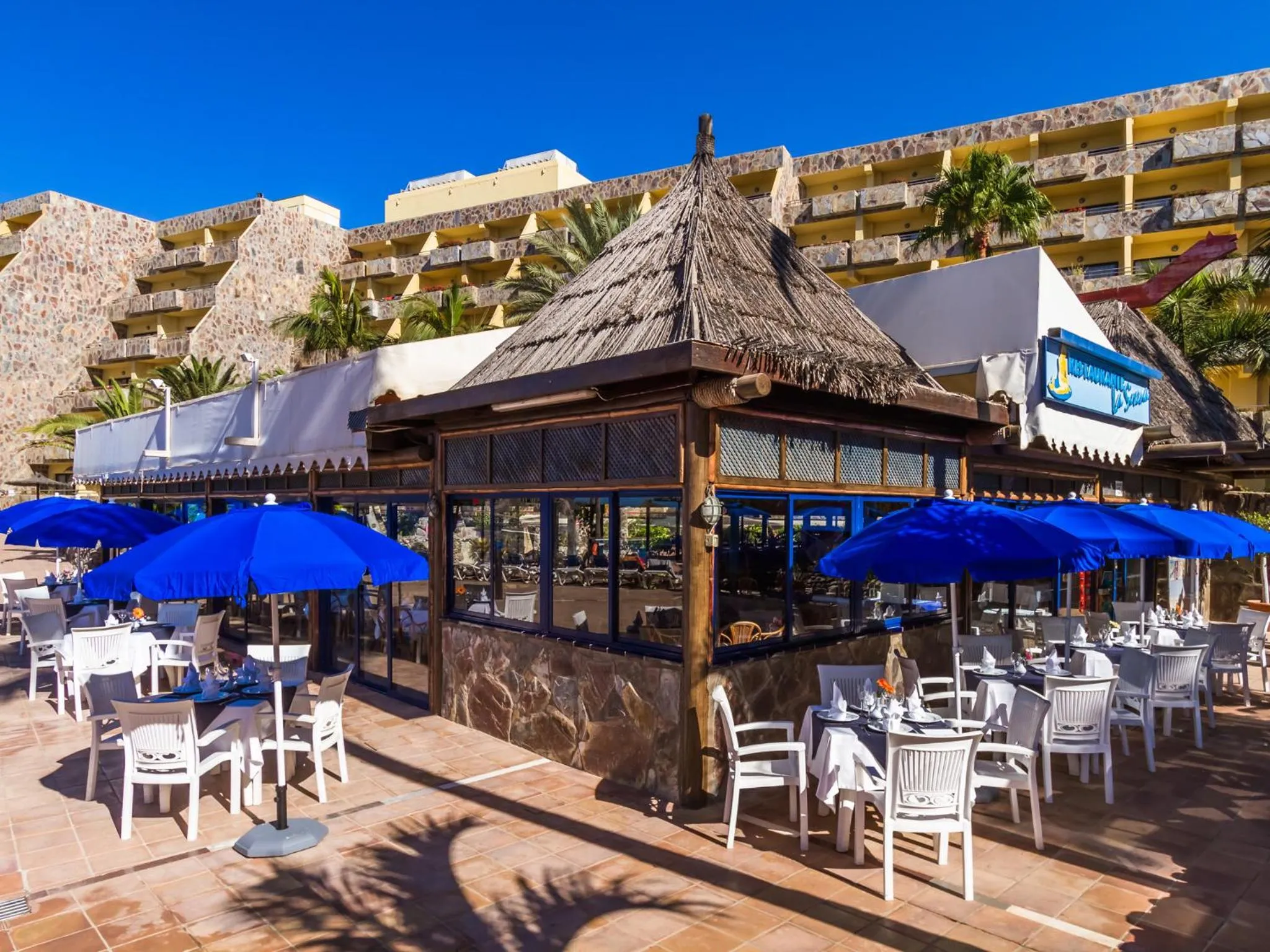 Lounge or bar in Apartamentos BlueBay Beach Club