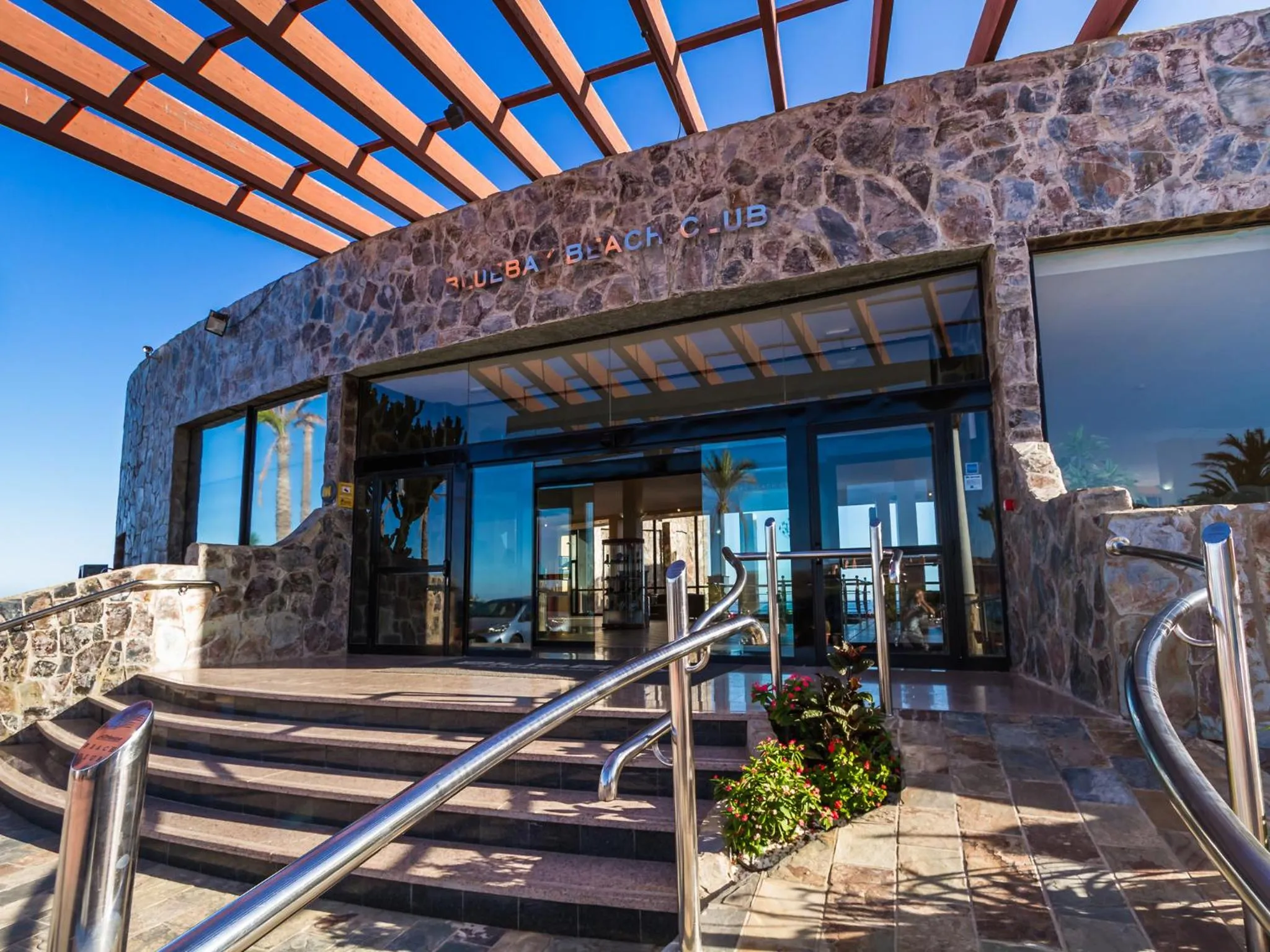 Facade/entrance in Apartamentos BlueBay Beach Club