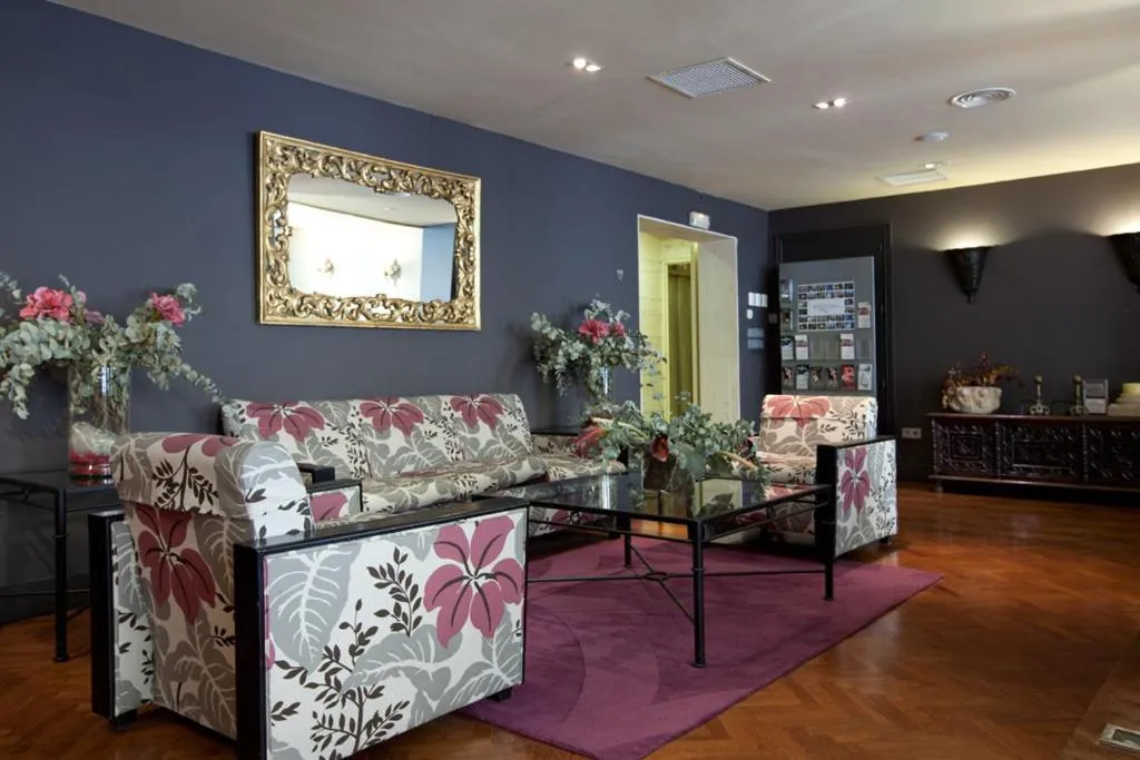 Seating area in Hotel Moderno Puerta del Sol