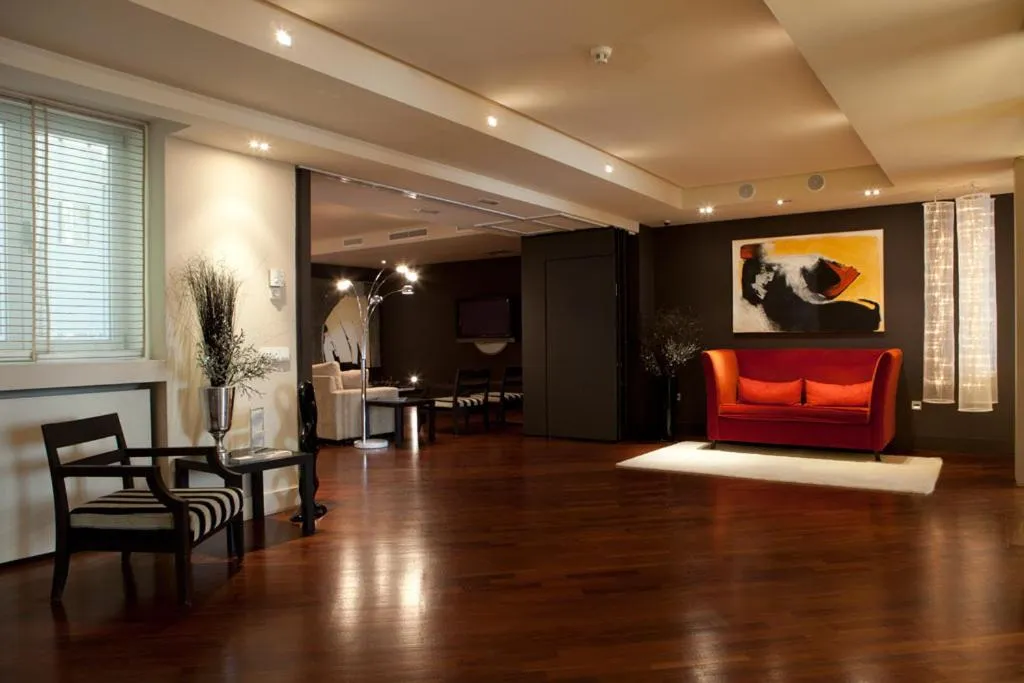 Communal lounge/ TV room in Hotel Moderno Puerta del Sol