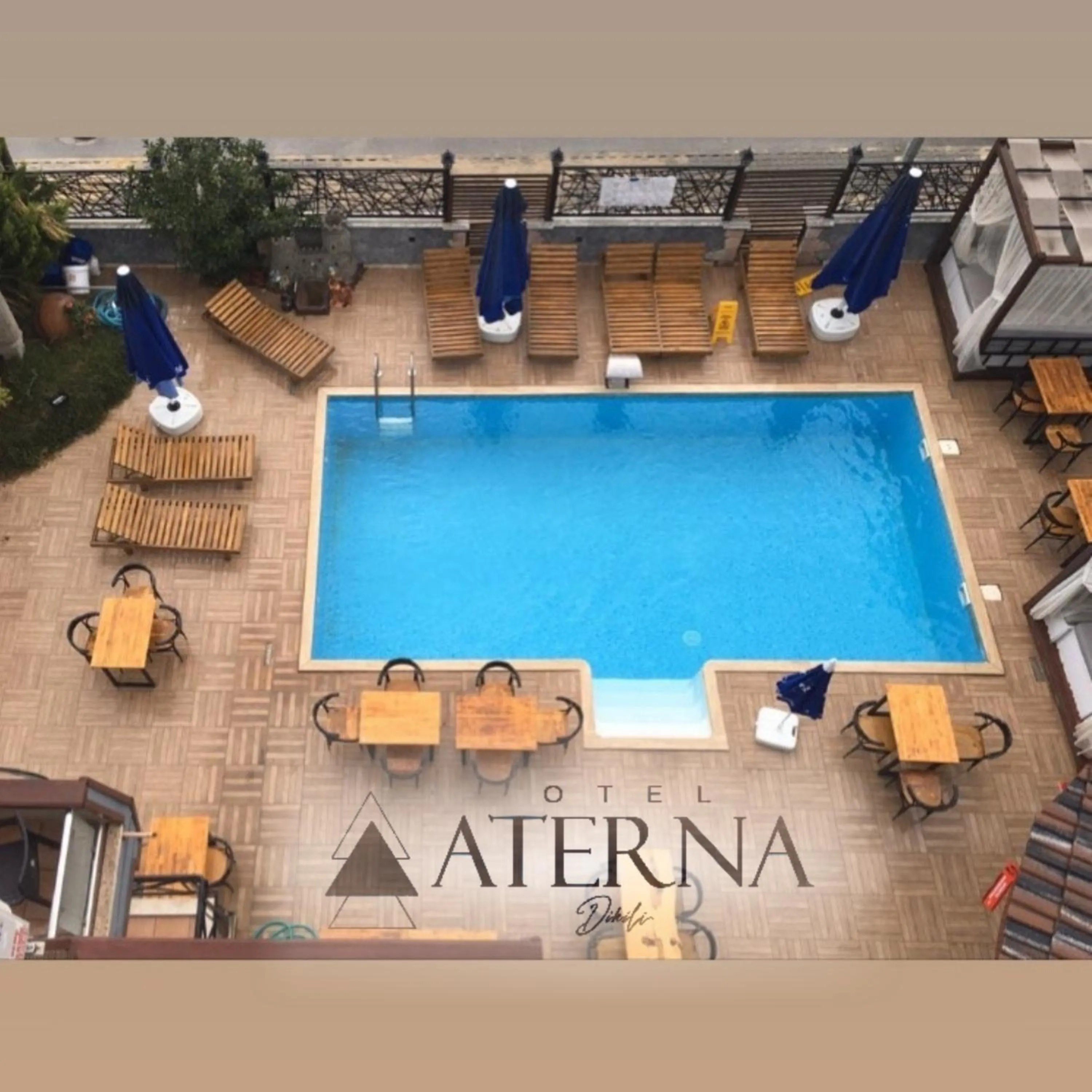 Swimming pool in ATERNA HOTEL