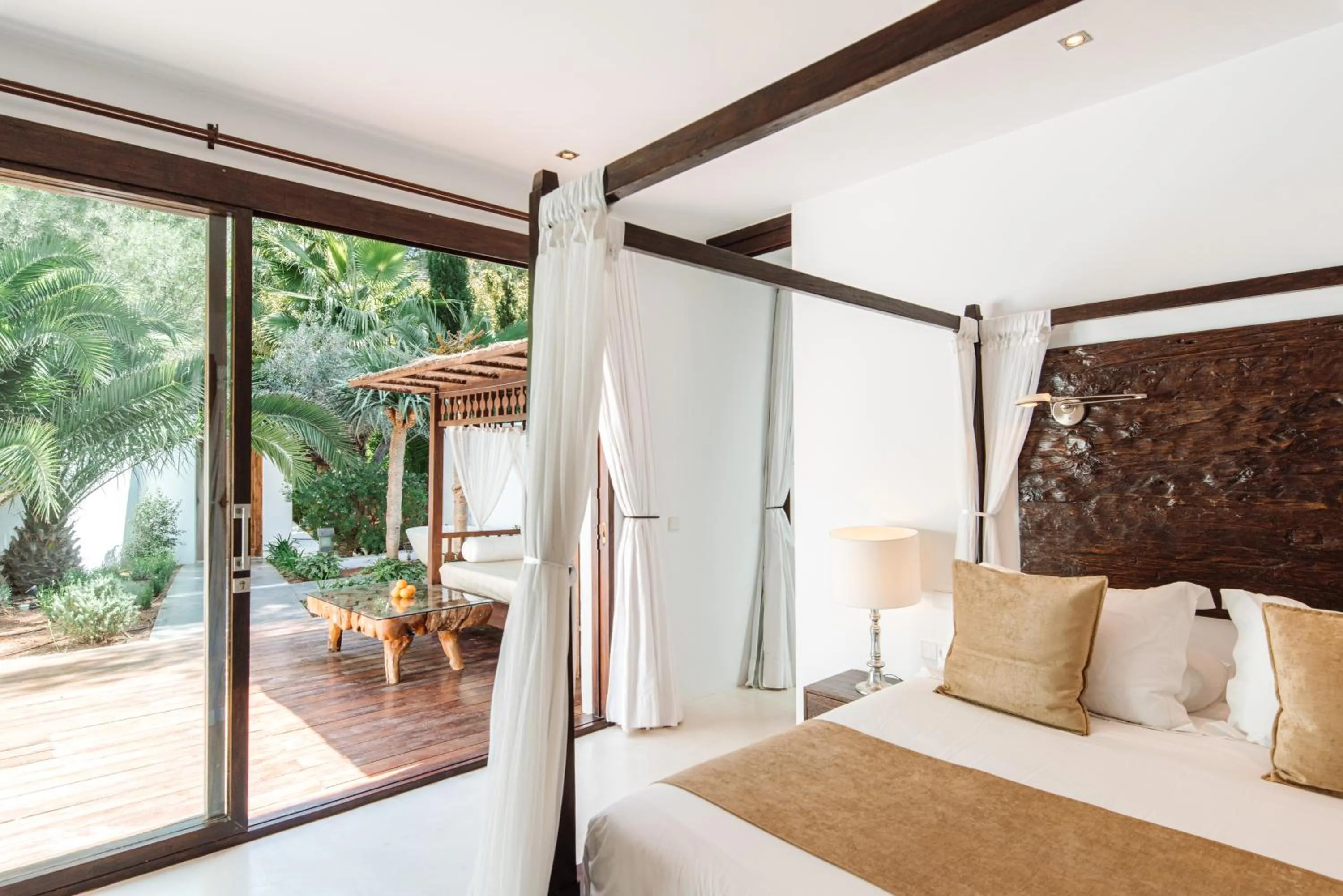 Garden view, Bed in Agroturismo Atzaró