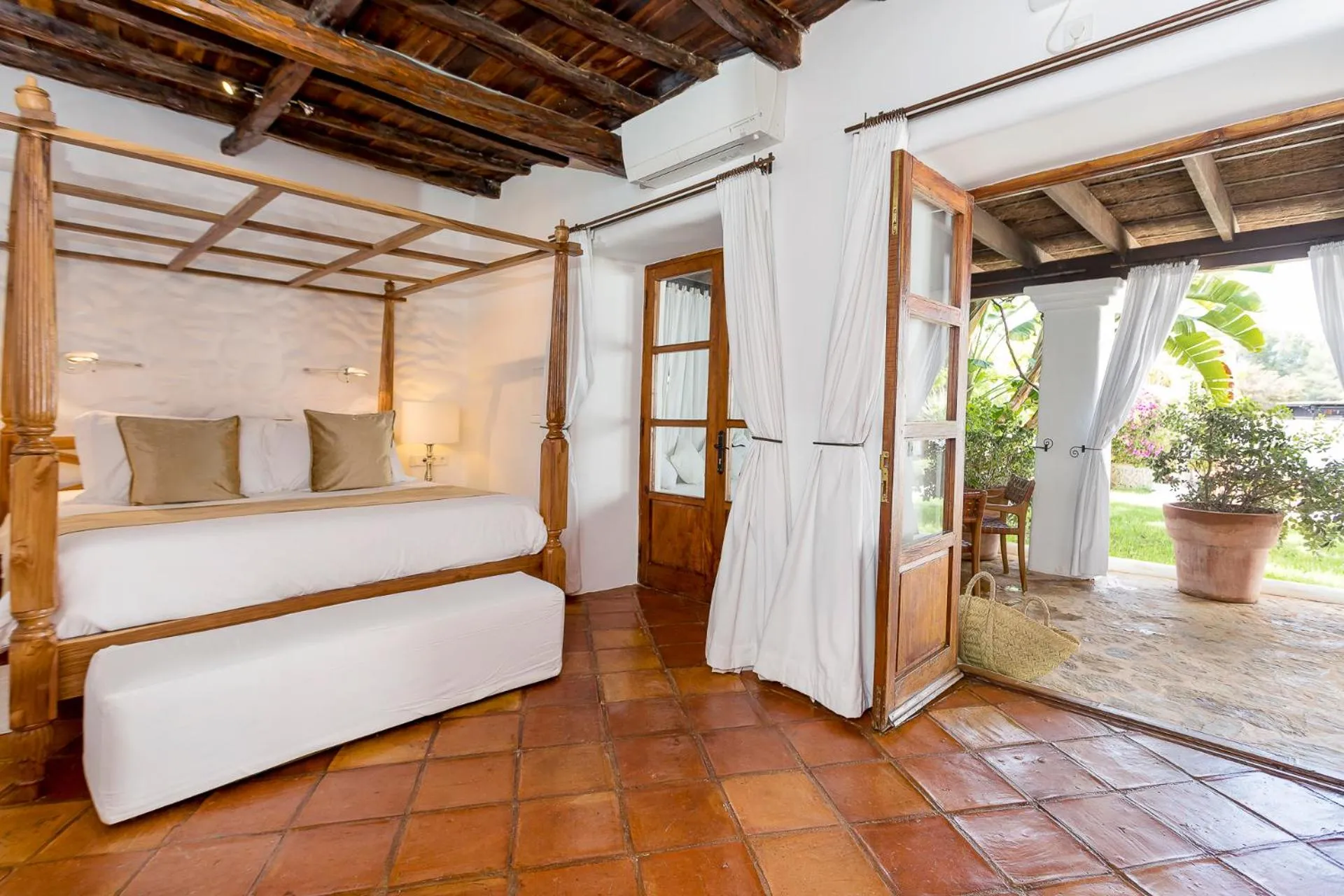 Photo of the whole room, Bed in Agroturismo Atzaró