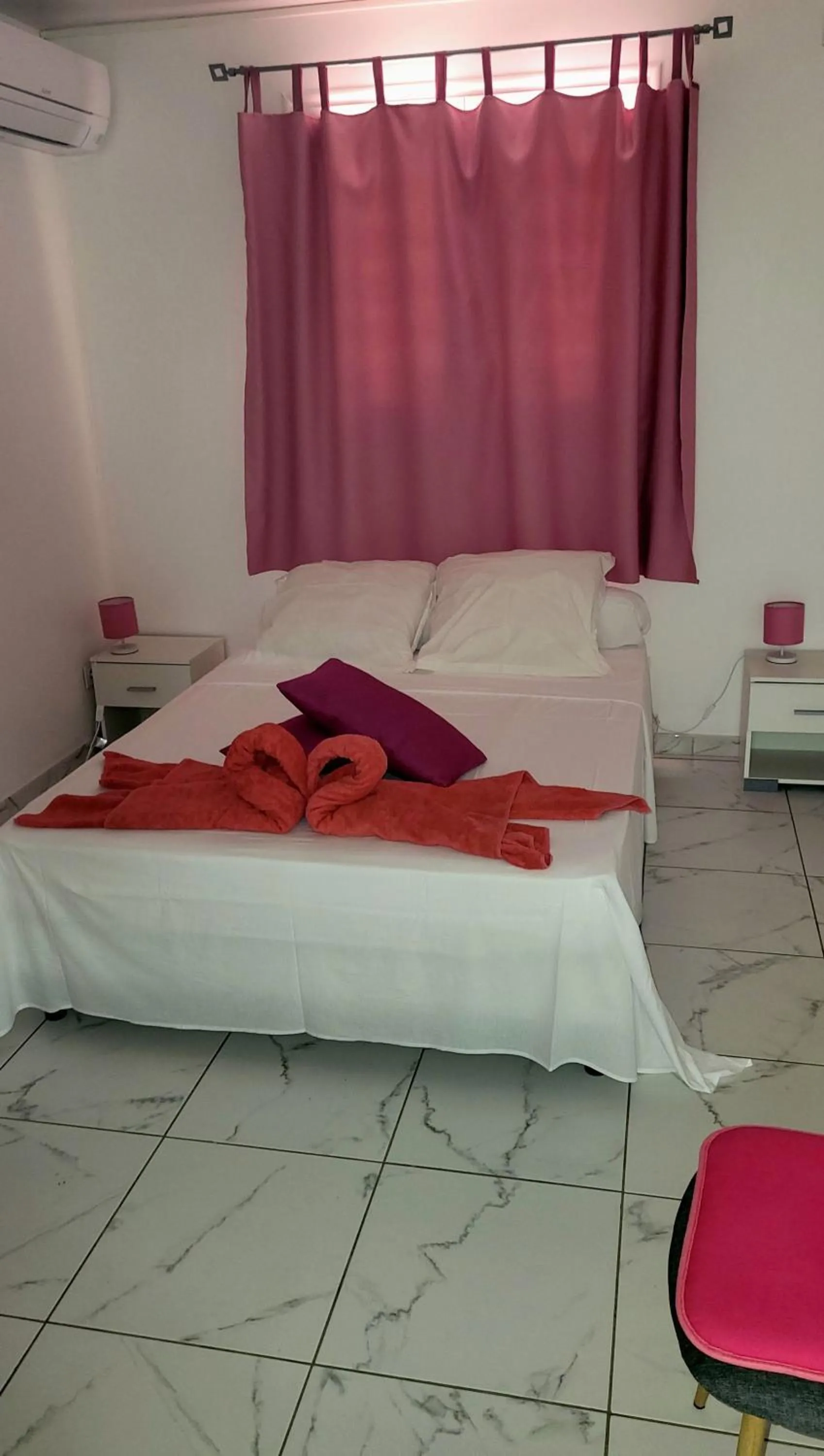 Bedroom, Bed in Maison Indép, Spa, Mer, Jardin, Bien-être