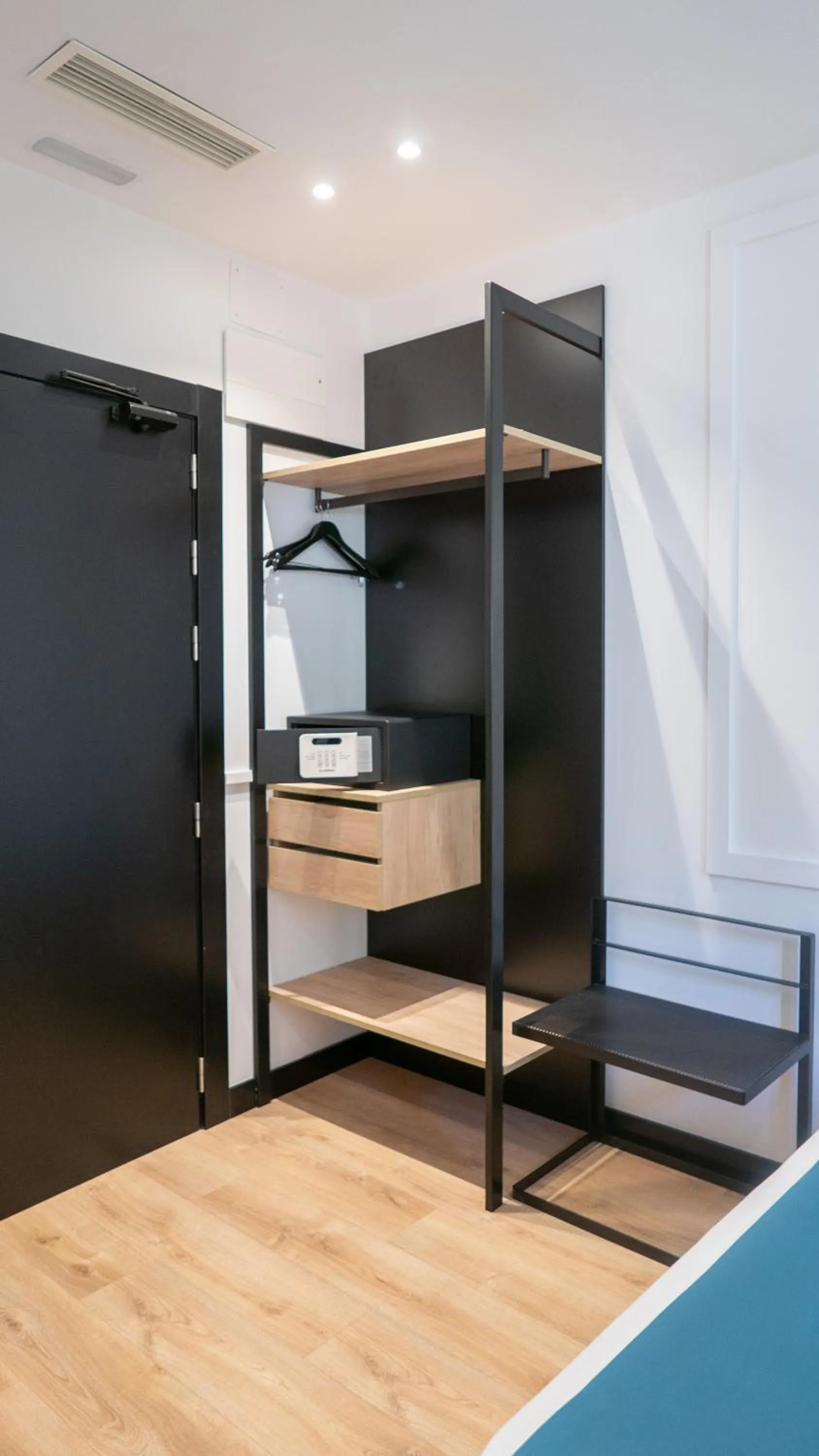 wardrobe, Bed in Hotel Boutique Puerta de las Granadas