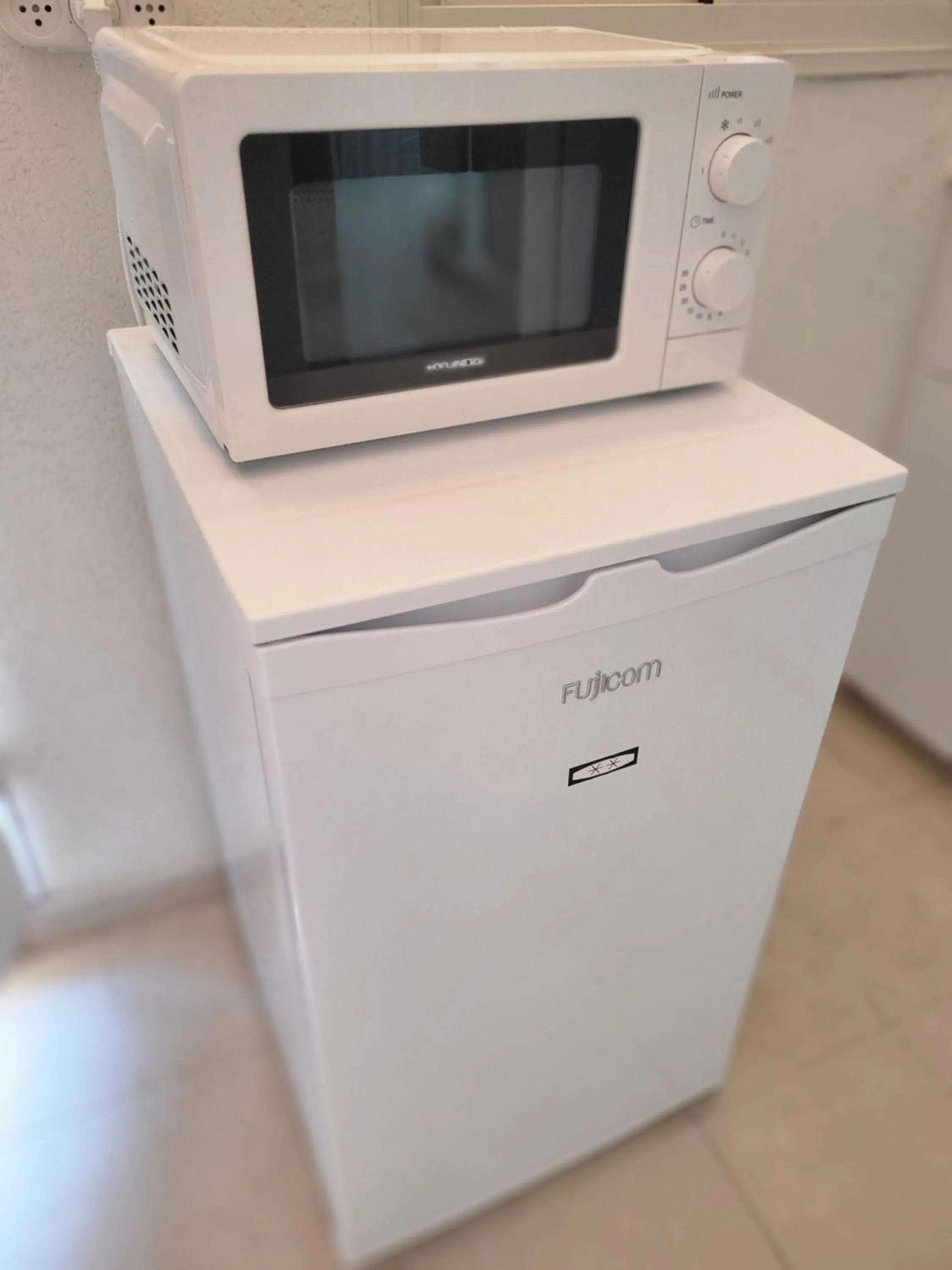 oven in Maya Guest House - German Colony & Baháí Gardens, Haifa