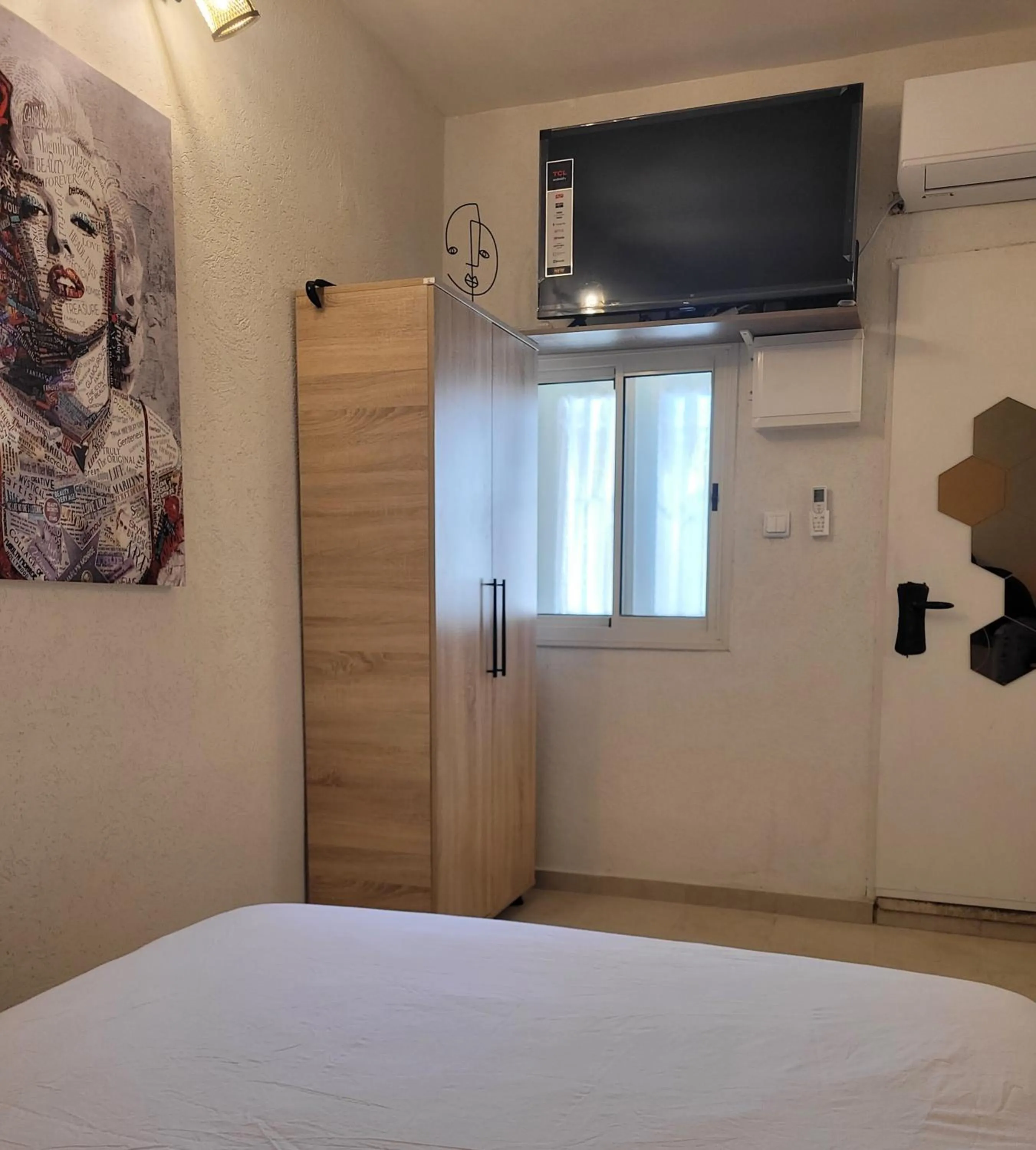 wardrobe, Bed in Maya Guest House - German Colony & Baháí Gardens, Haifa