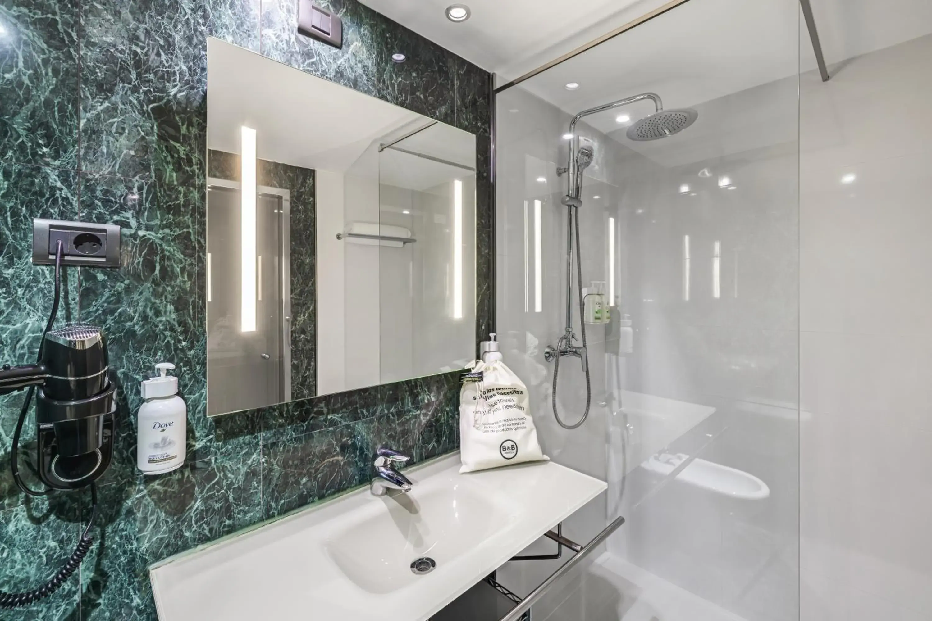 Double Room with Mountain View in B&B HOTEL Granada Estación Double Room with Mountain View in B&B HOTEL Granada Estación