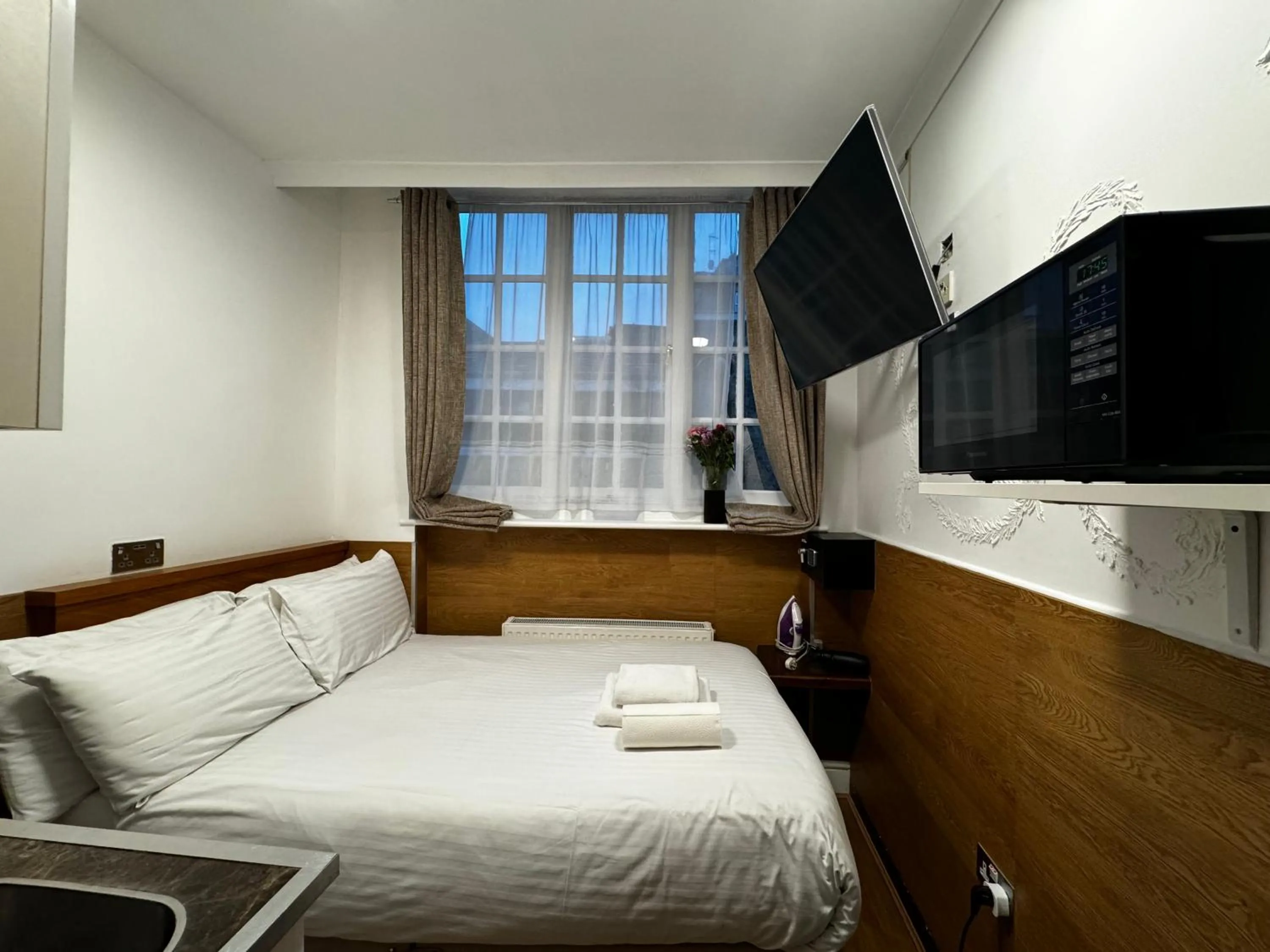 Bedroom, Bed in Berkley Apartments