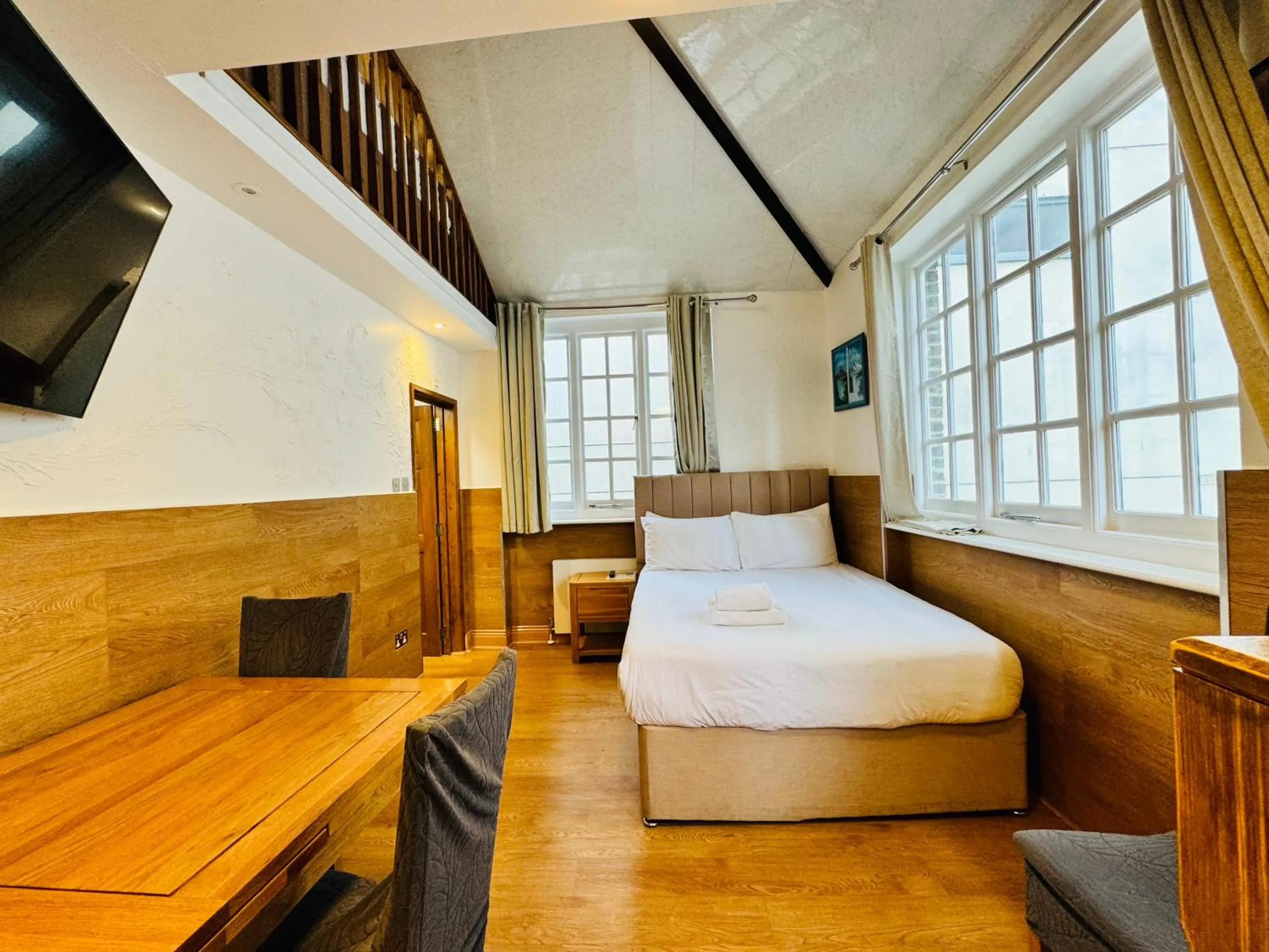 Bedroom, Bed in Berkley Apartments