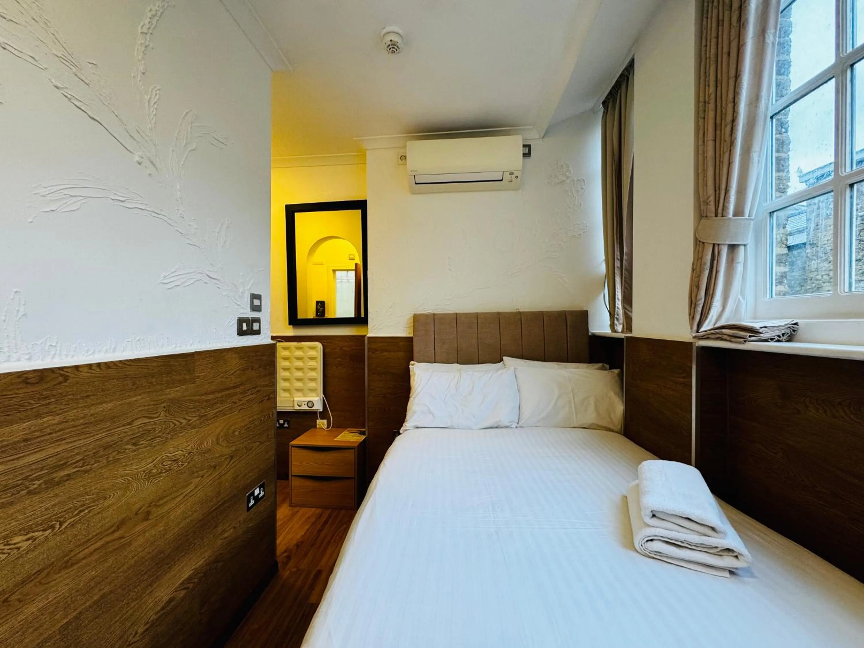 Bedroom, Bed in Berkley Apartments