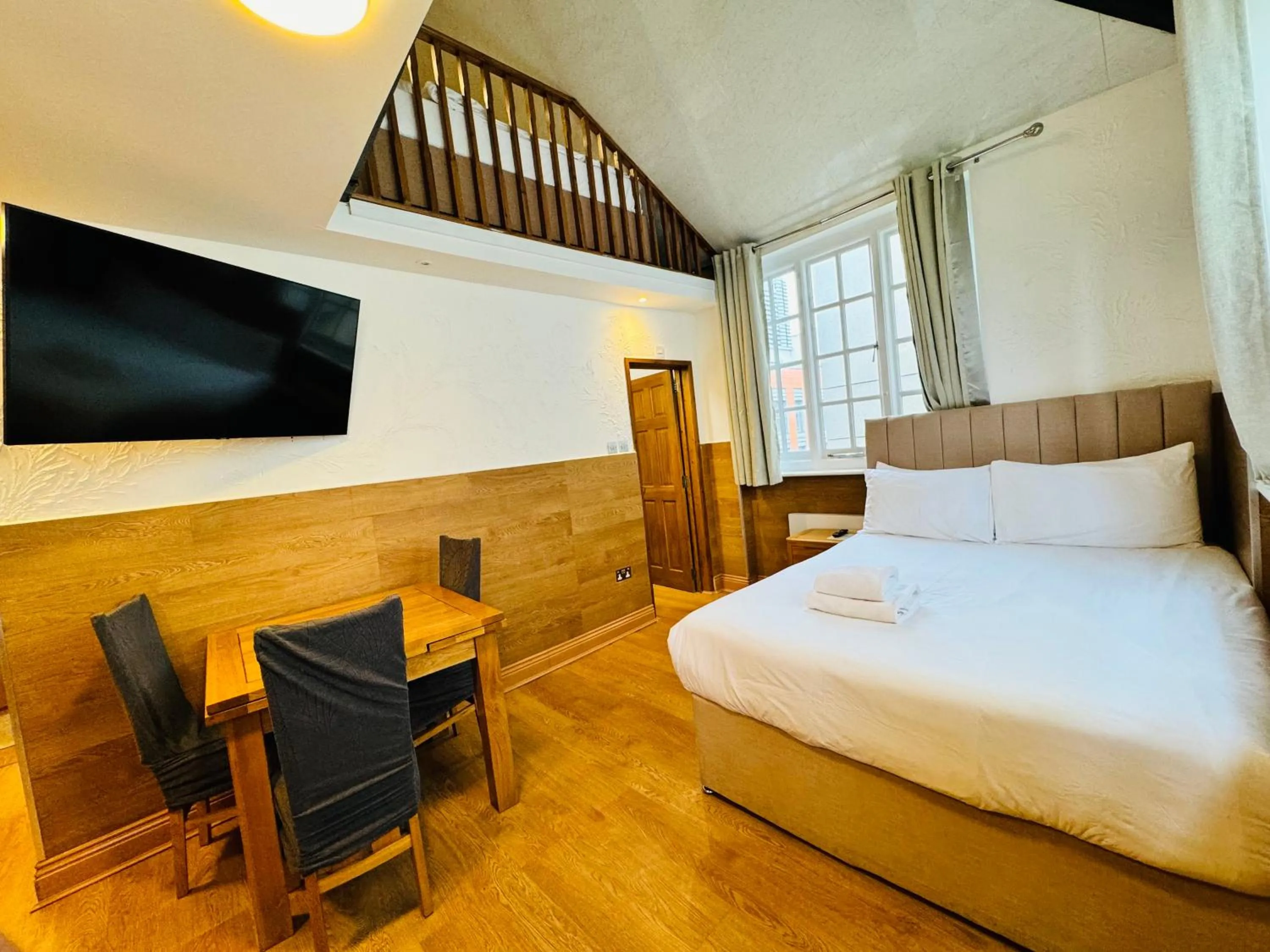 Bedroom, Bed in Berkley Apartments