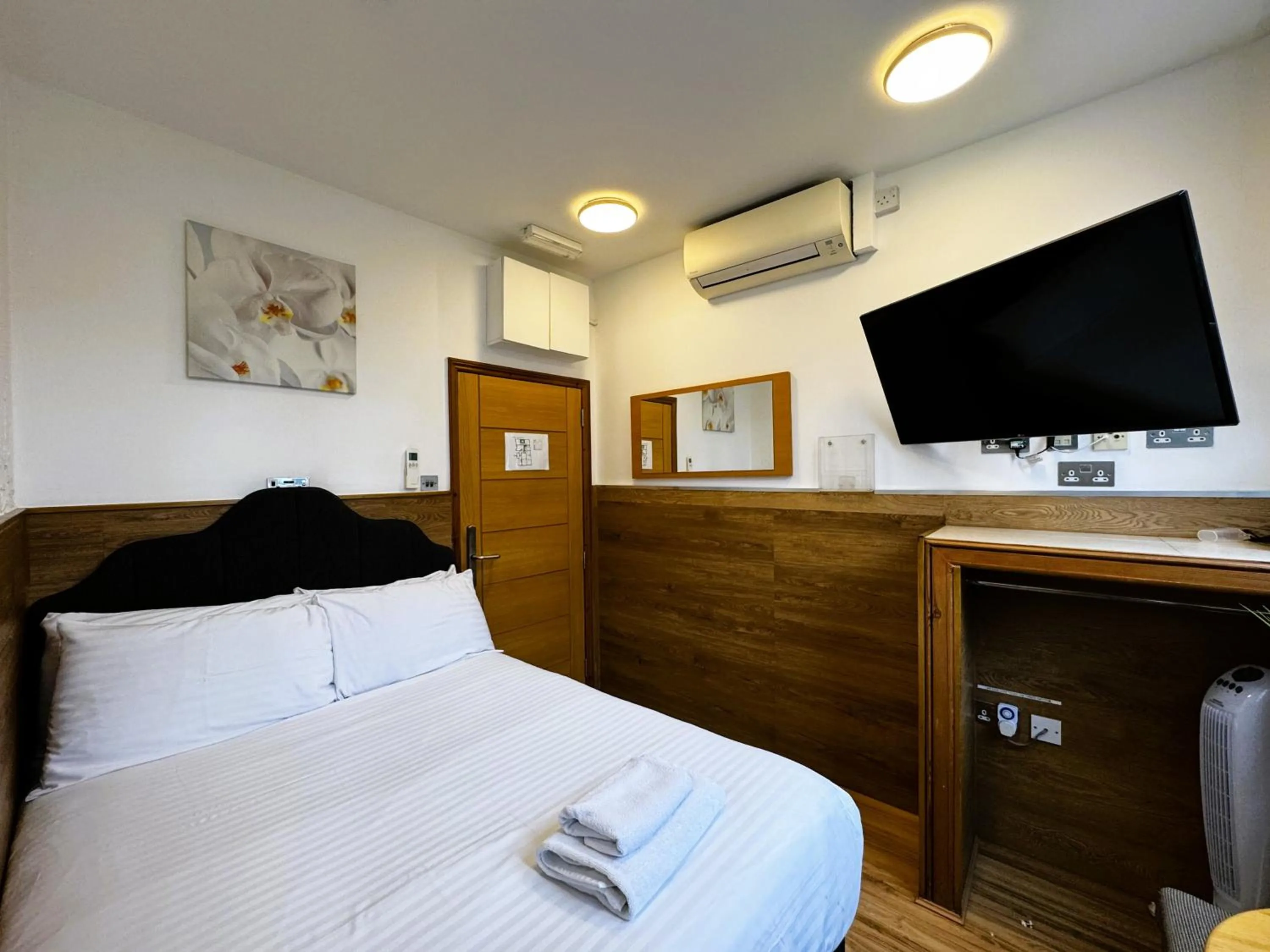 Bedroom, Bed in Berkley Apartments