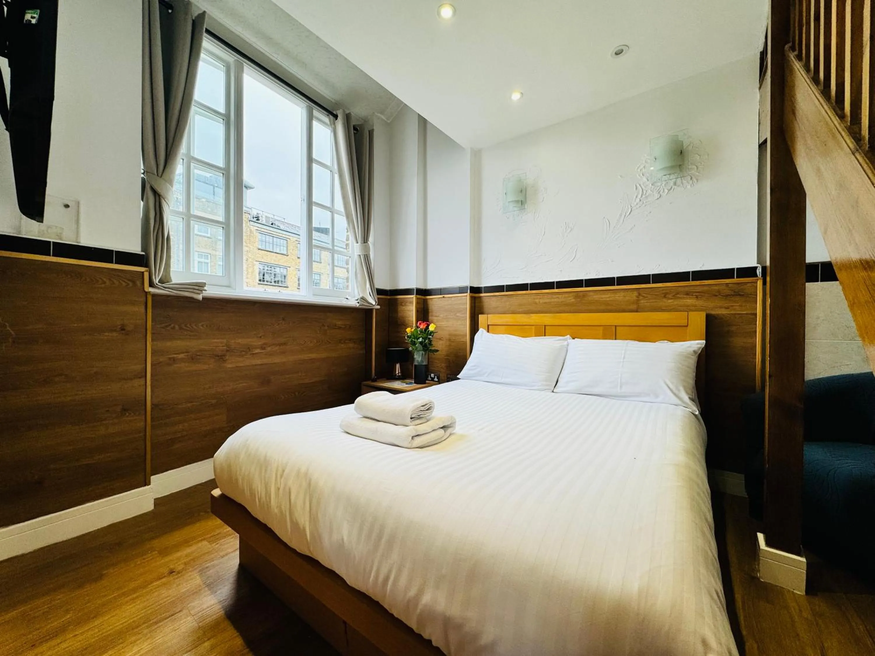 Bedroom, Bed in Berkley Apartments