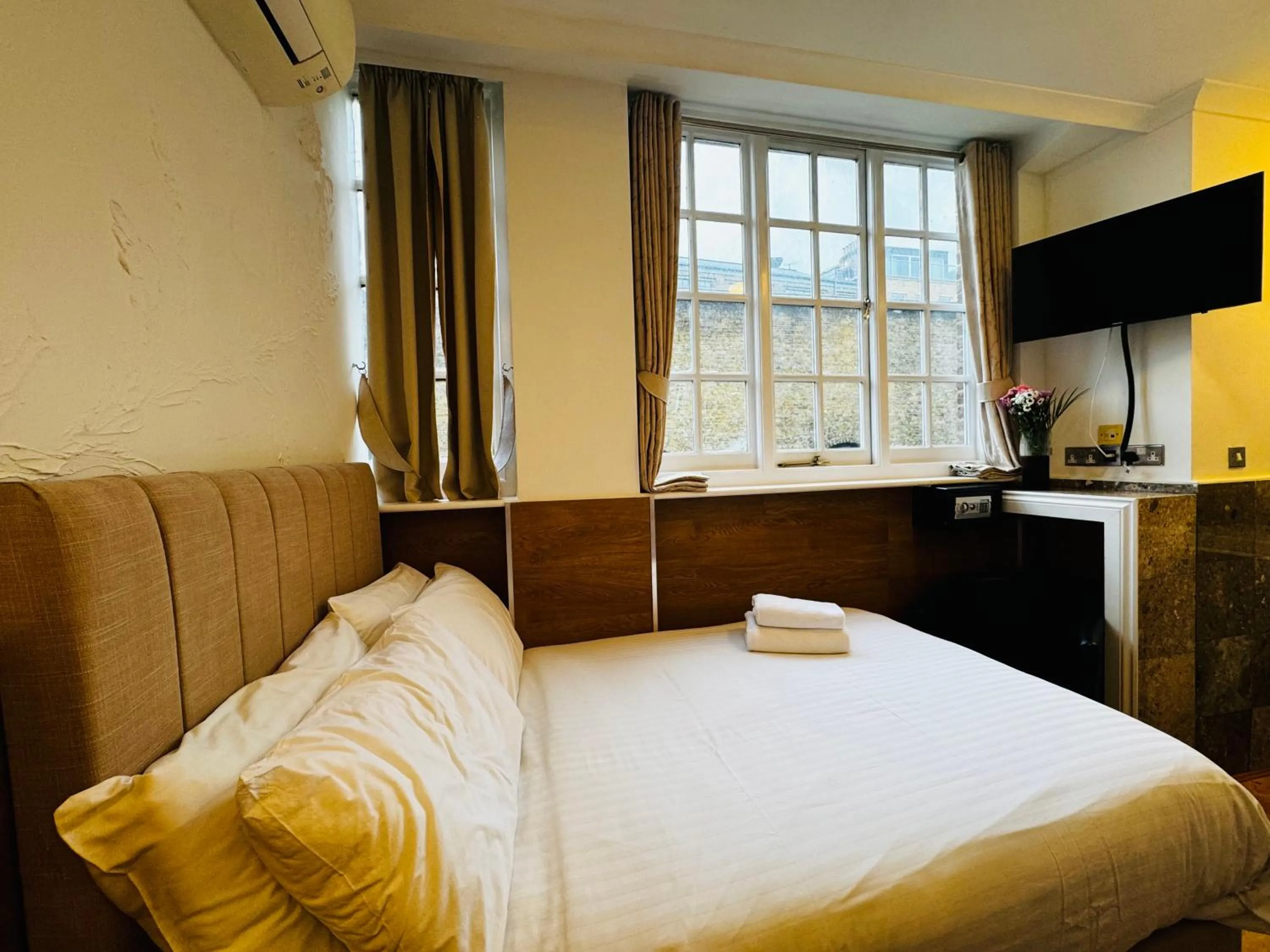 View (from property/room), Bed in Berkley Apartments