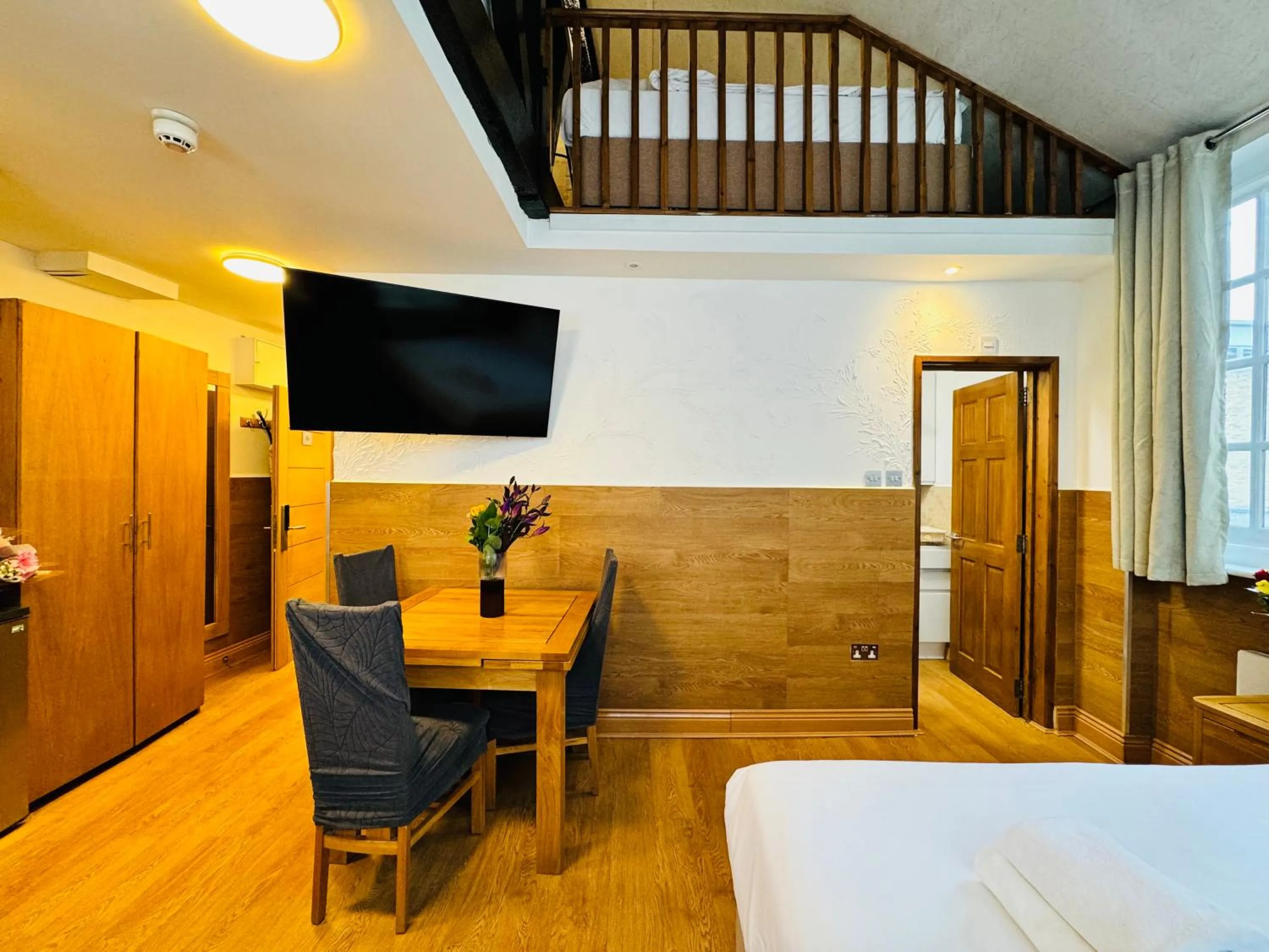 Seating area, Bed in Berkley Apartments