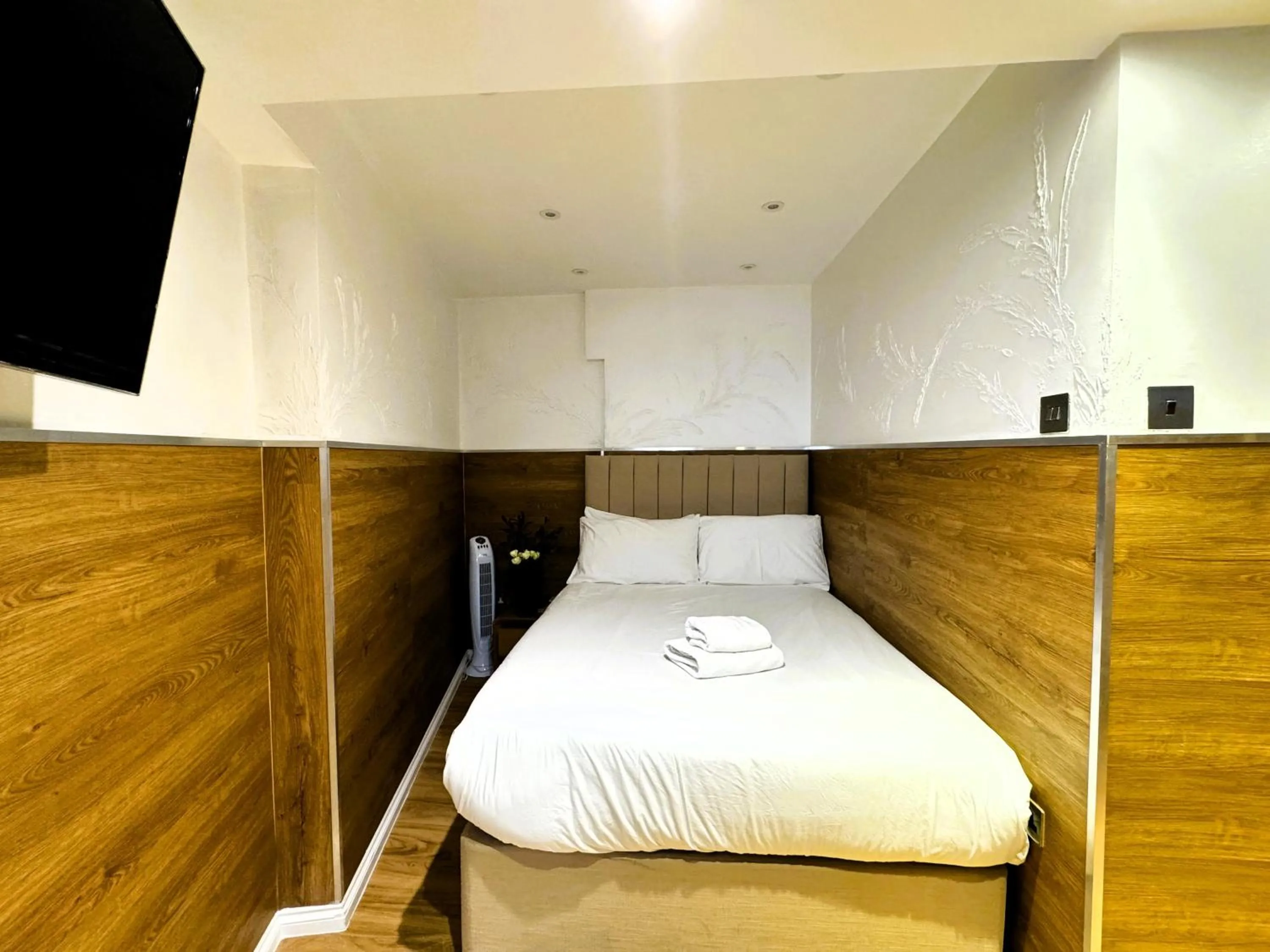 Bedroom, Bed in Berkley Apartments