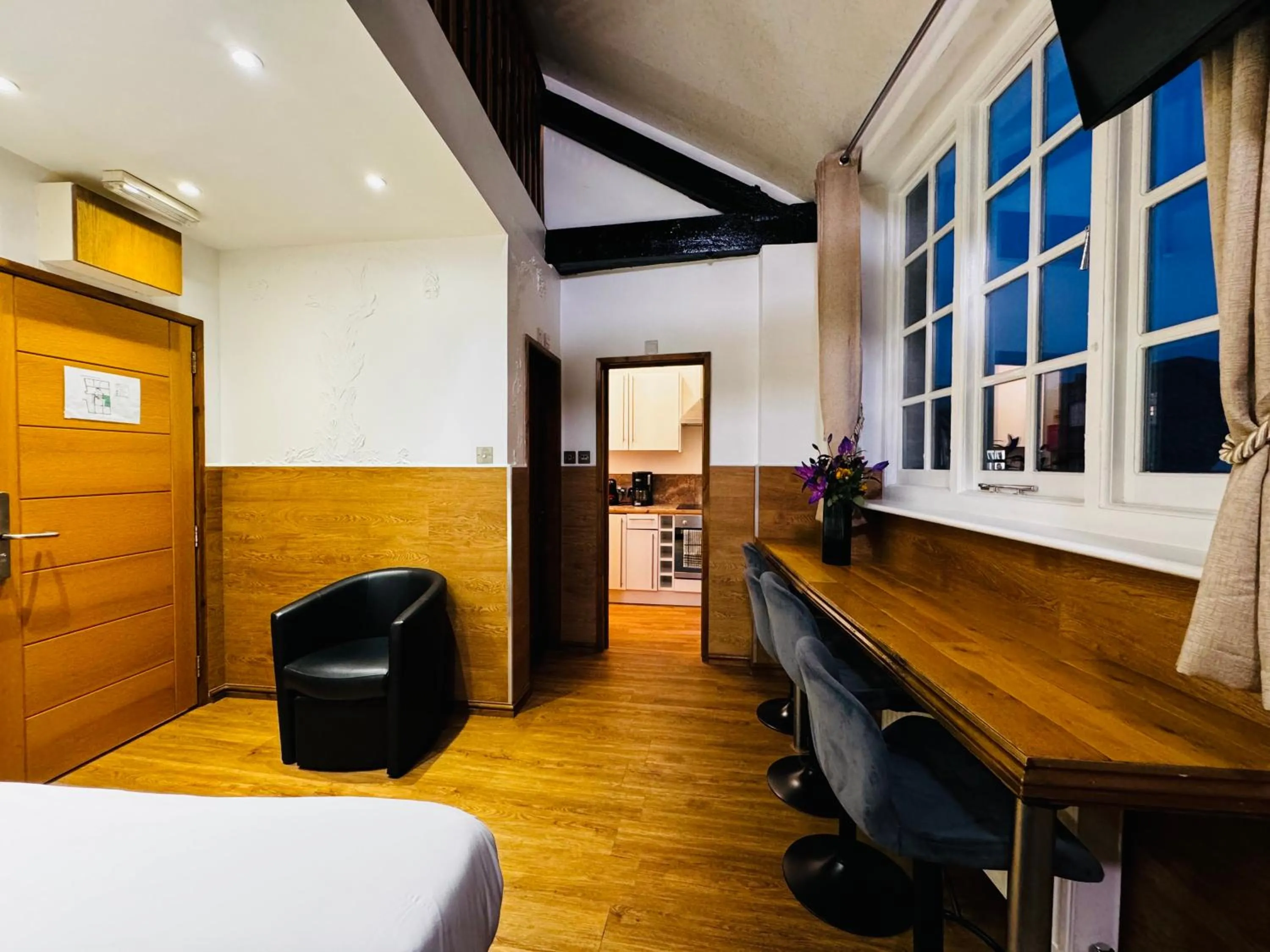 Seating area, Bed in Berkley Apartments