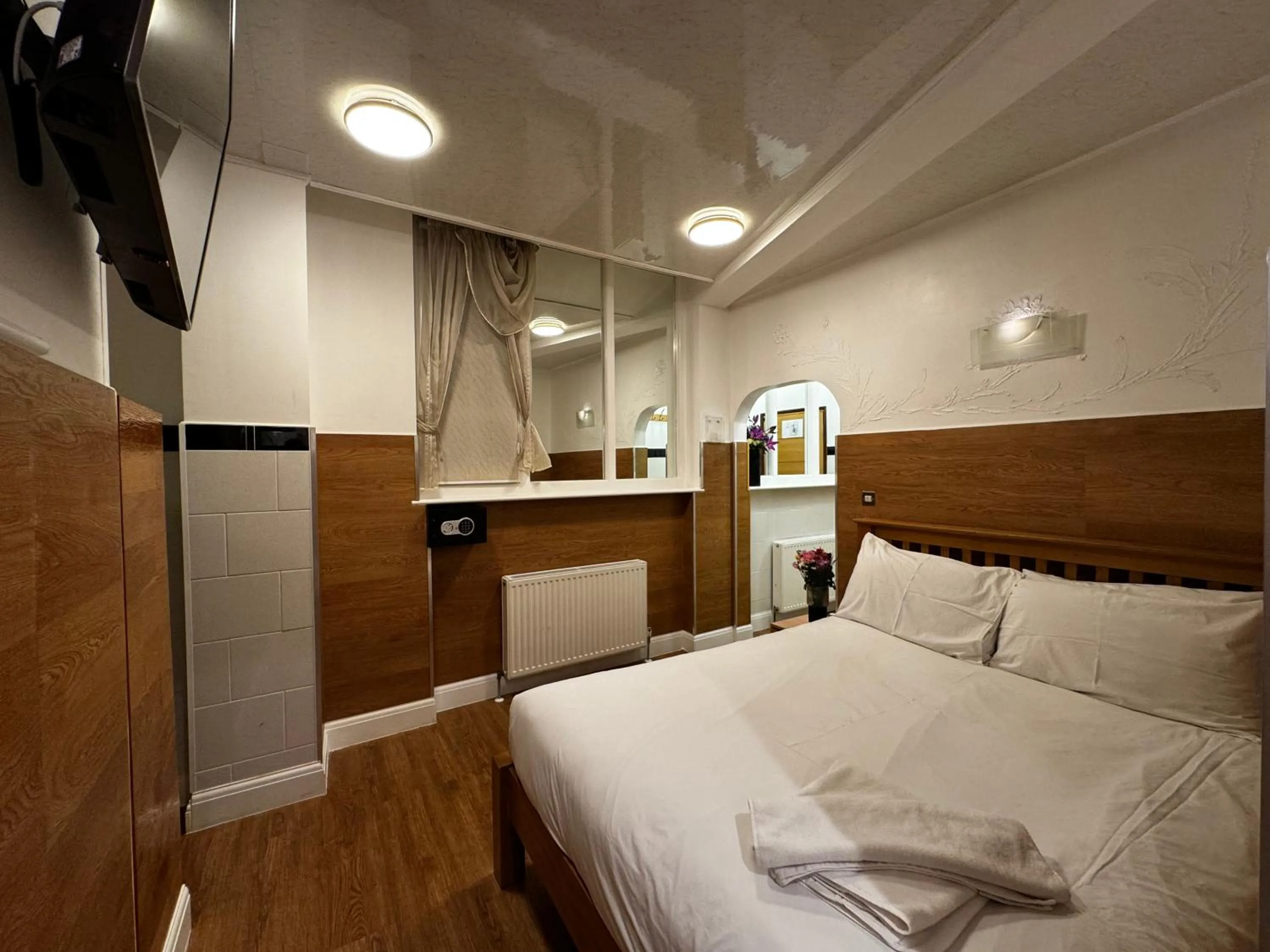 Bedroom, Bed in Berkley Apartments