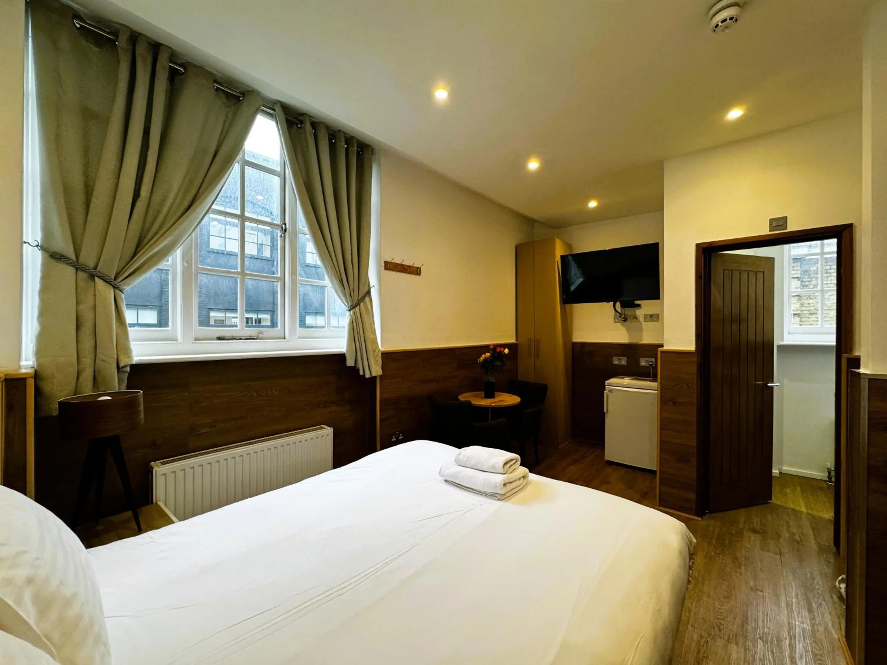 Bedroom, Bed in Berkley Apartments