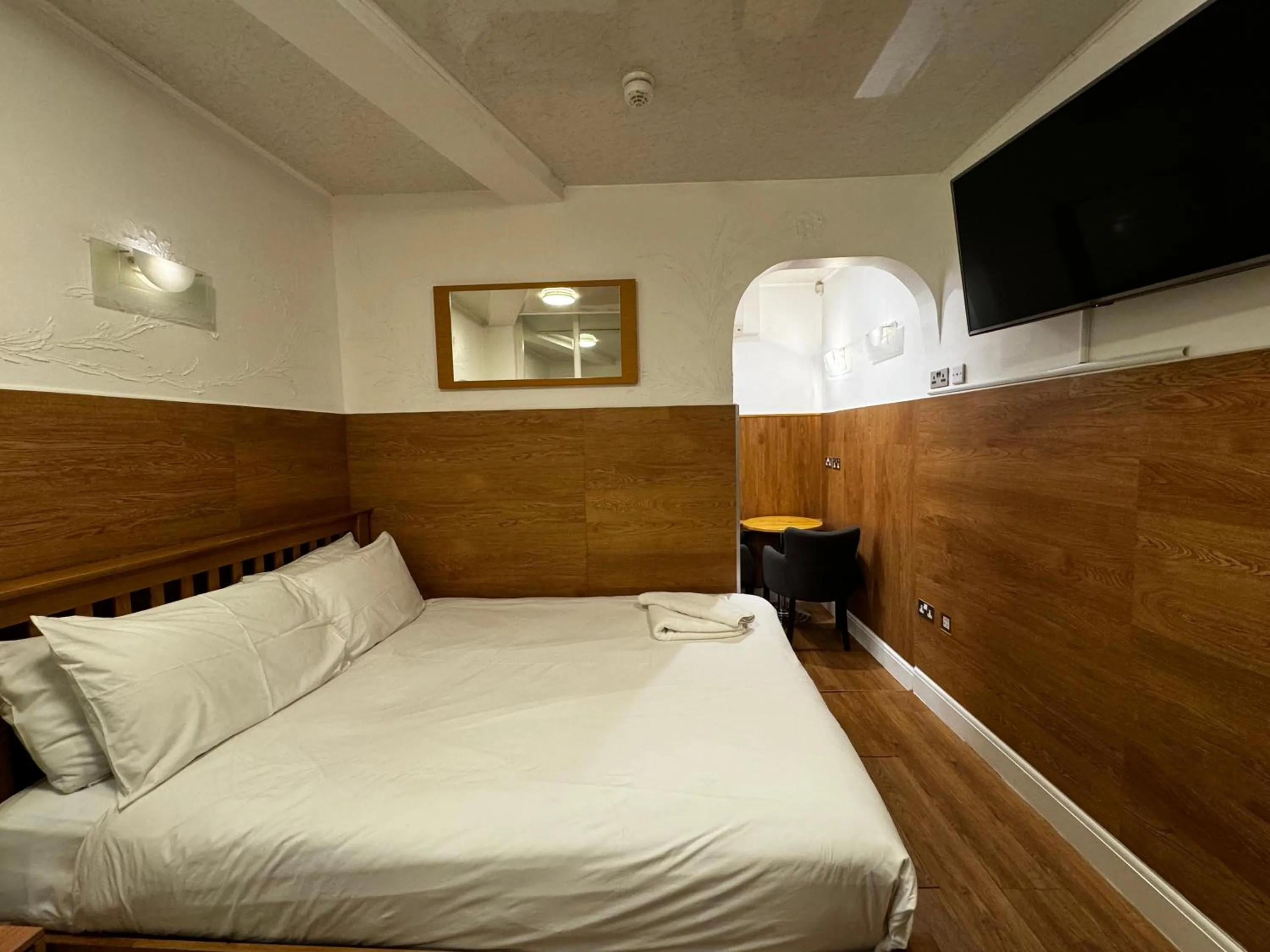 Bedroom, Bed in Berkley Apartments