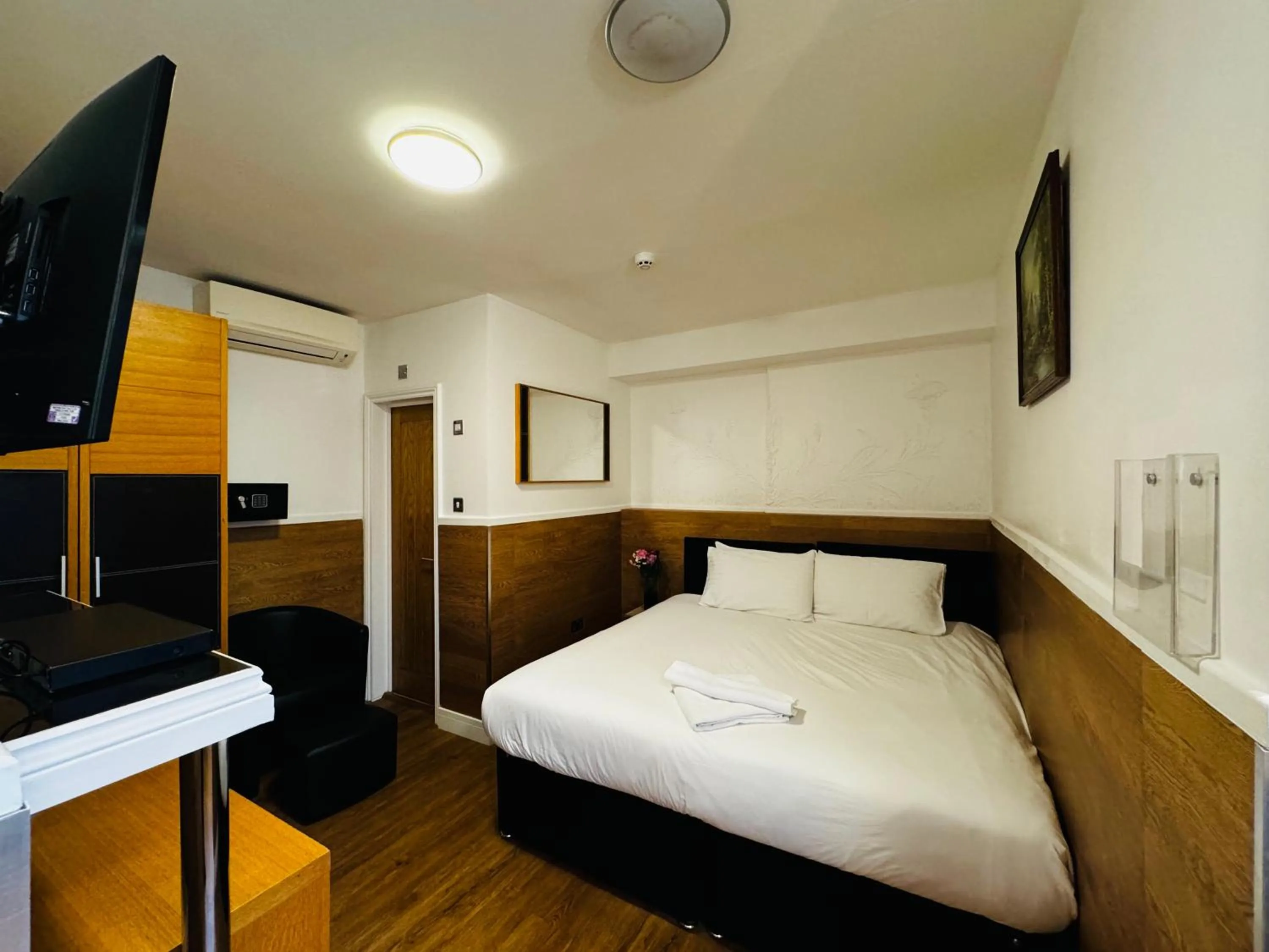 View (from property/room), Bed in Berkley Apartments