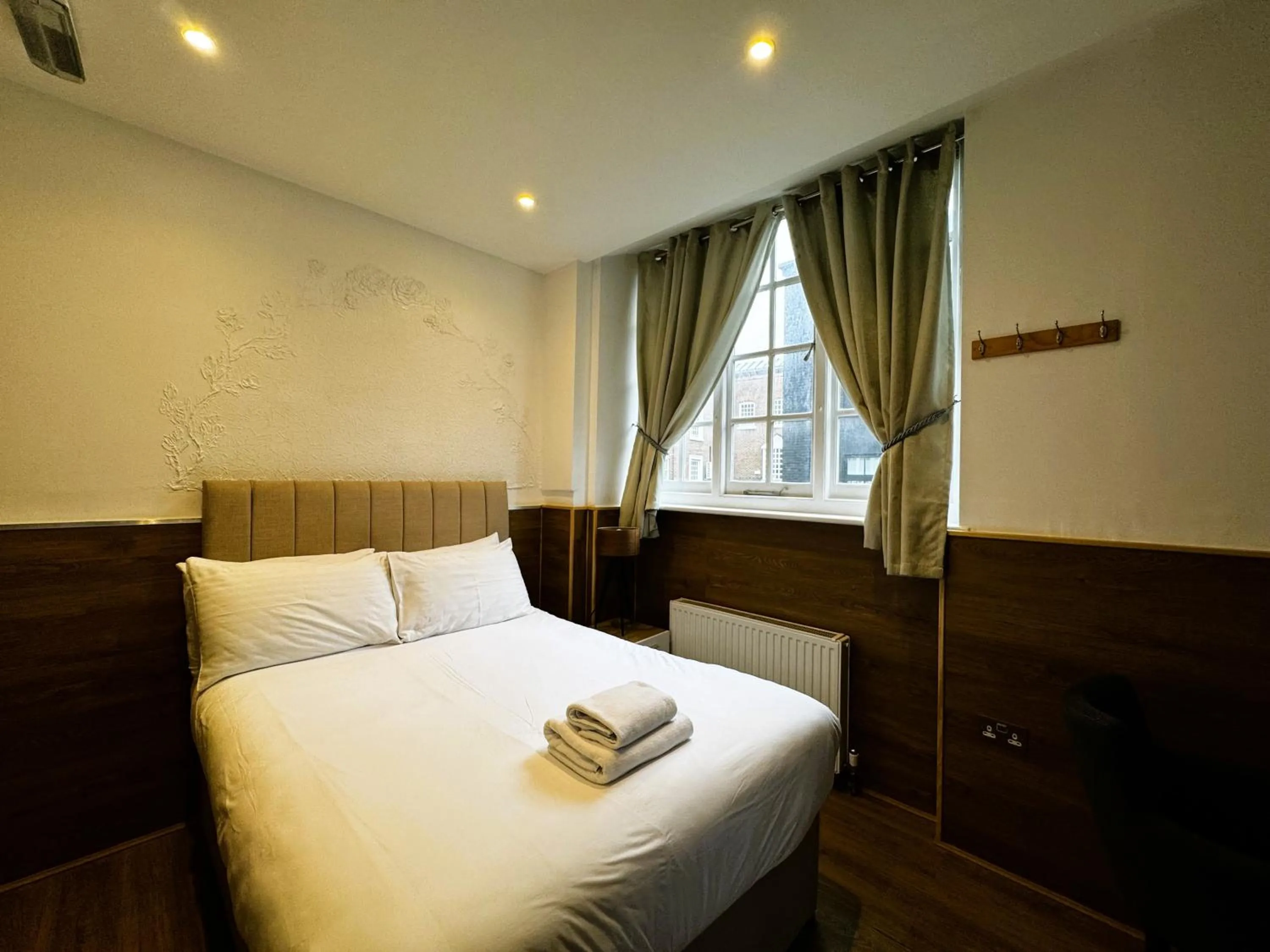 Bedroom, Bed in Berkley Apartments