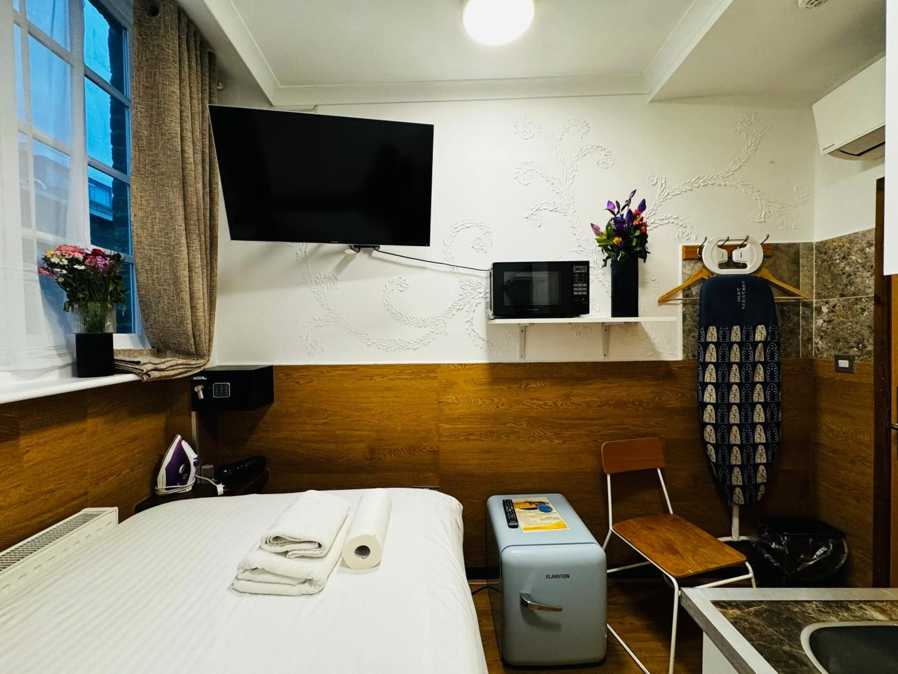 Bedroom, Bed in Berkley Apartments