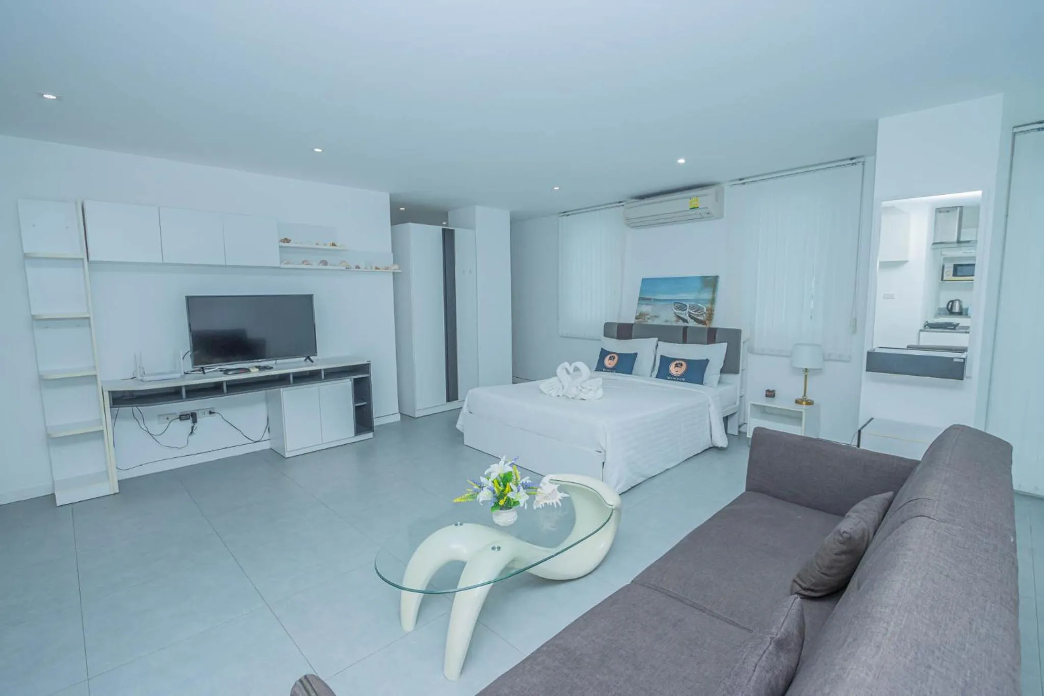 TV and multimedia in Utopia Kata By RoomQuest