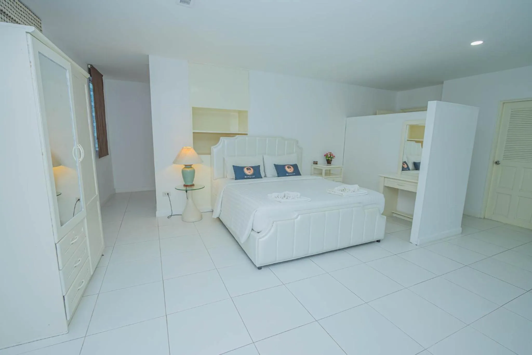 Bed in Utopia Kata By RoomQuest