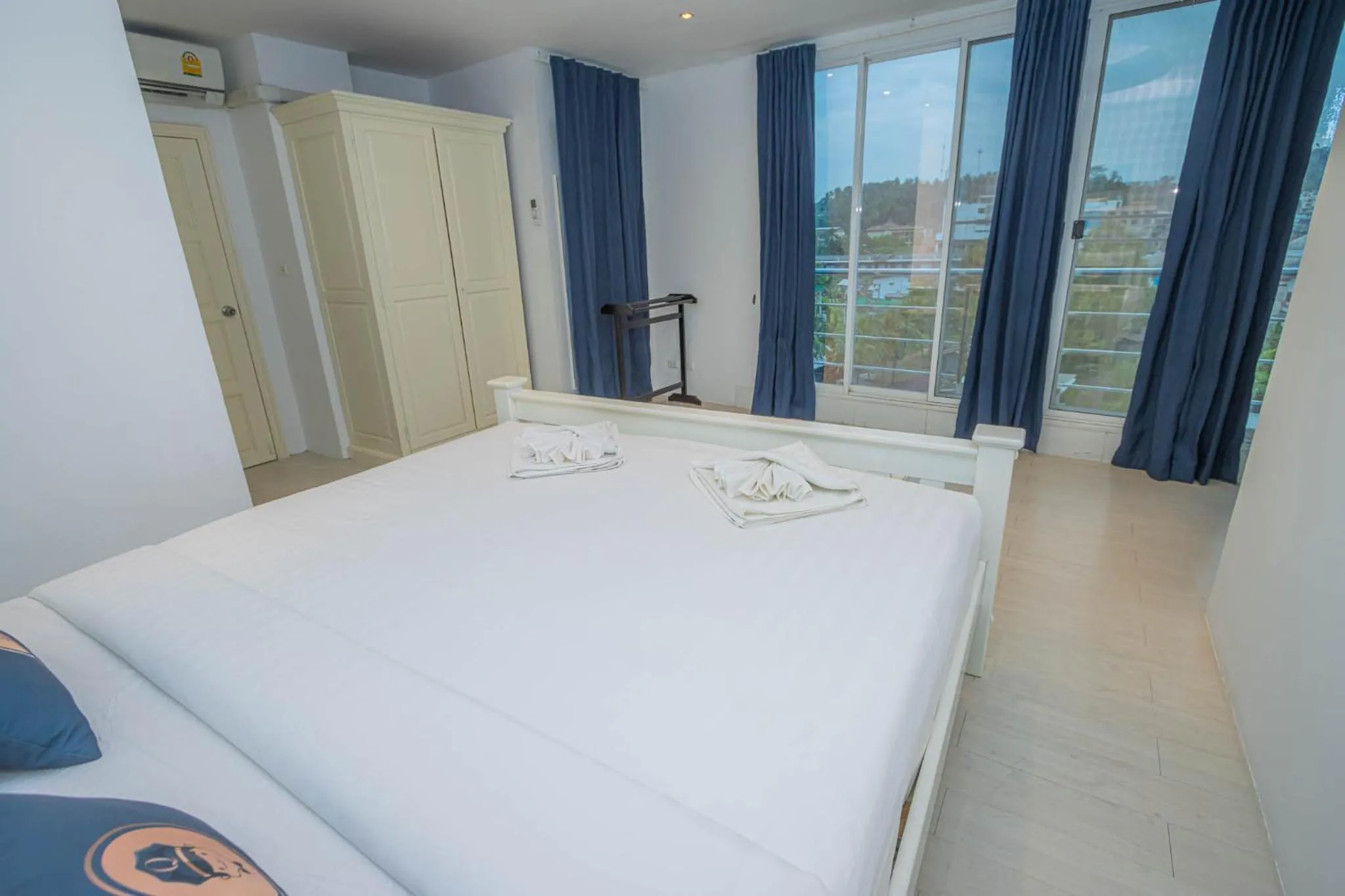 Bed in Utopia Kata By RoomQuest