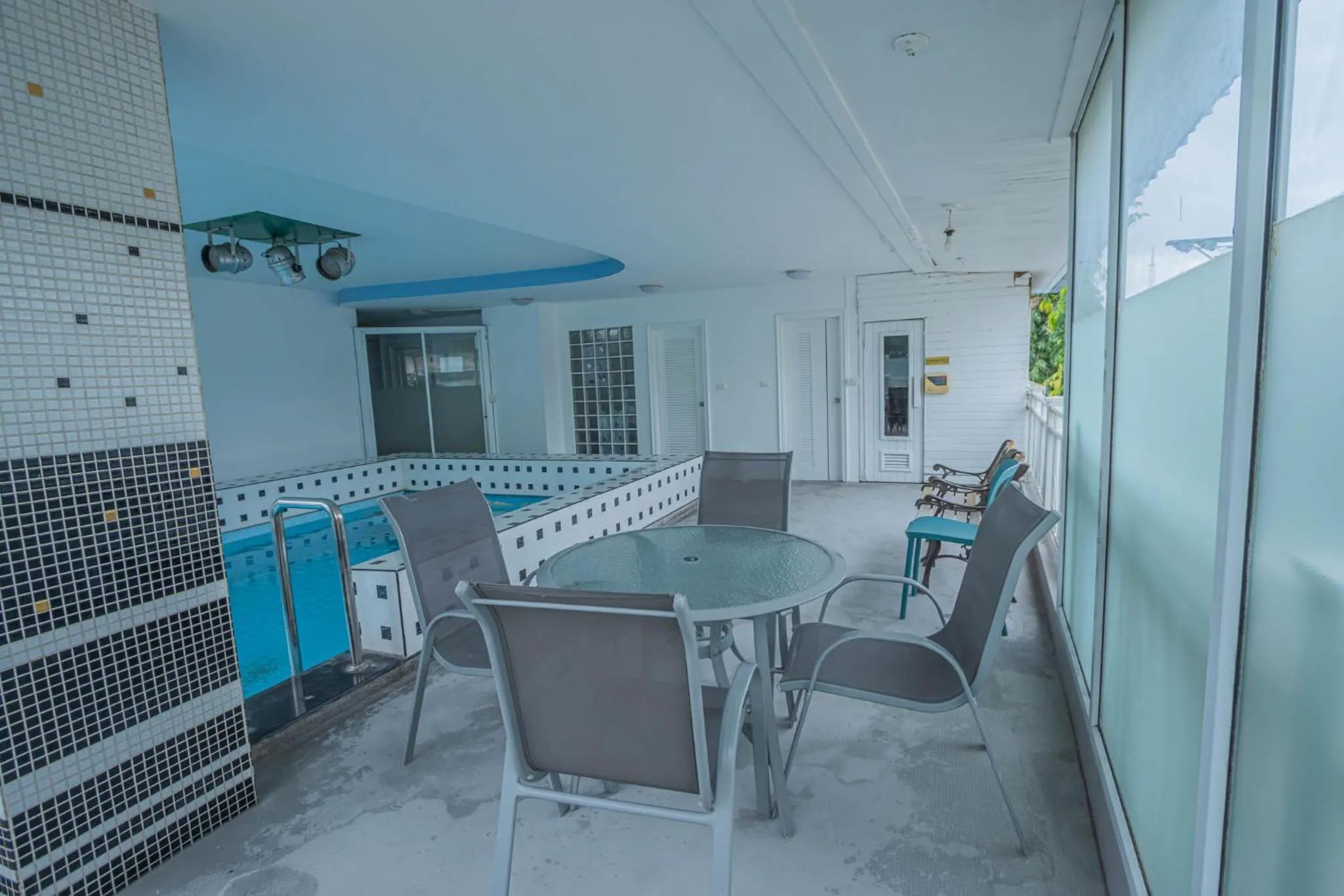 Swimming pool in Utopia Kata By RoomQuest